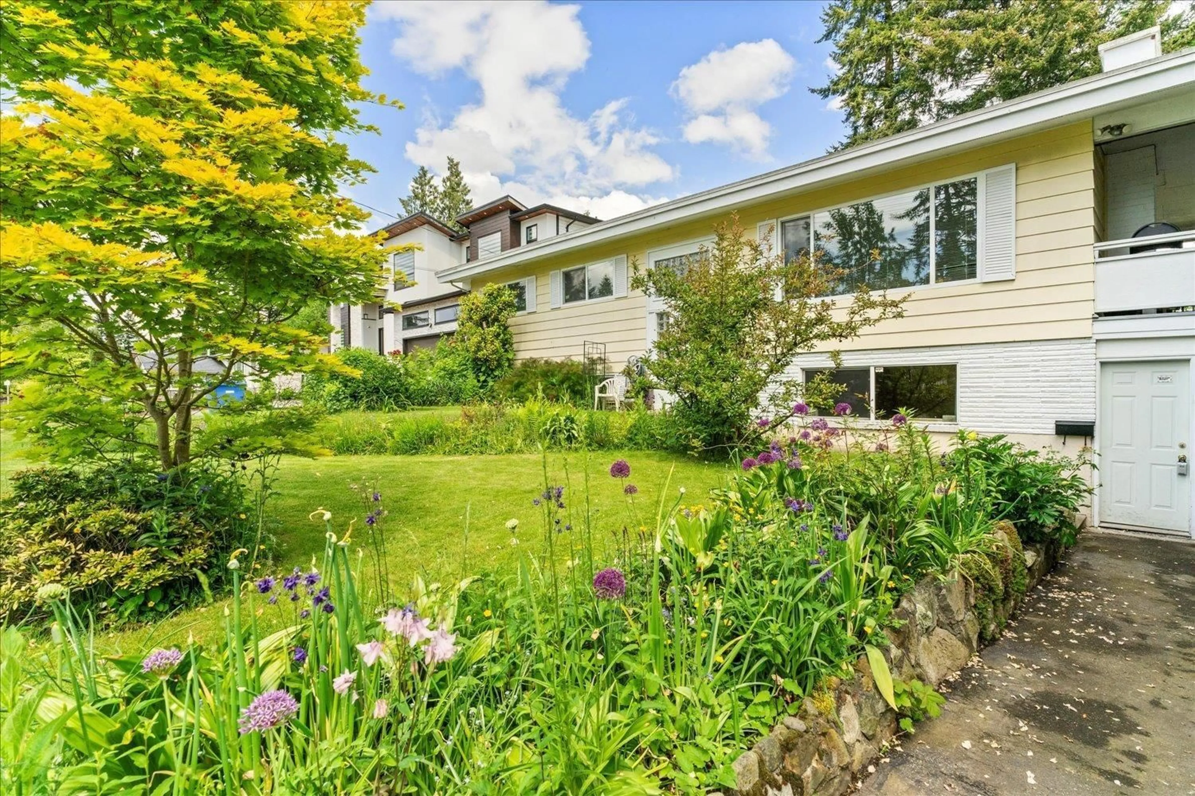 A pic from outside/outdoor area/front of a property/back of a property/a pic from drone, unknown for 2512 JAMES, Abbotsford British Columbia V2T3L5