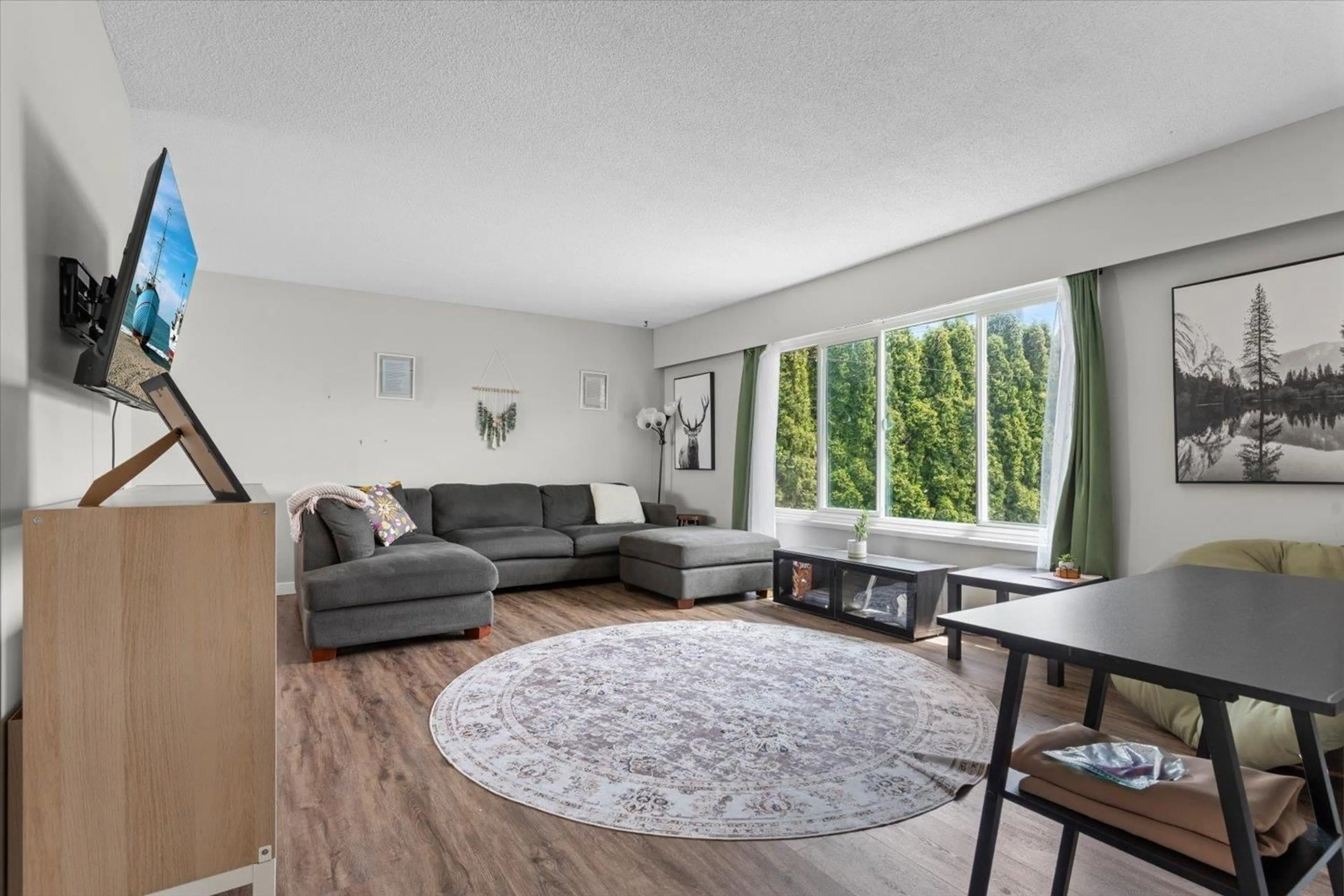 Living room with furniture, unknown for 10005 DUBLIN DRIVE, Chilliwack British Columbia V2P3R1