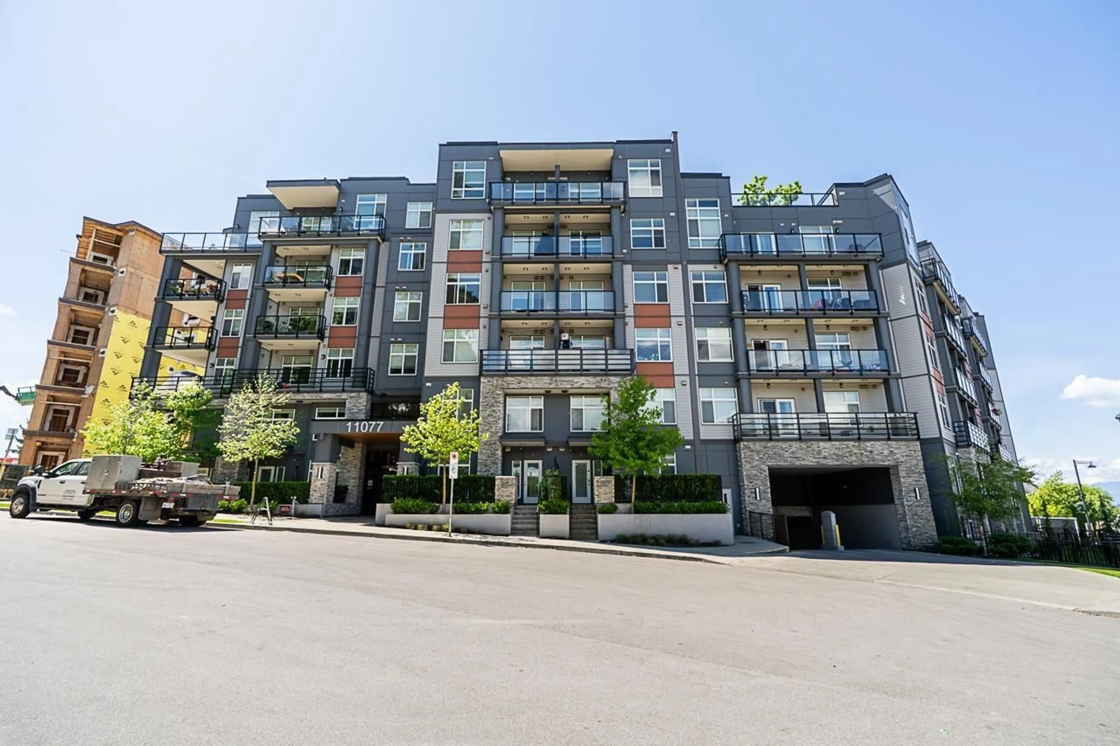 Patio, building for 506 - 11077 RAVINE, Surrey British Columbia V3T0R7