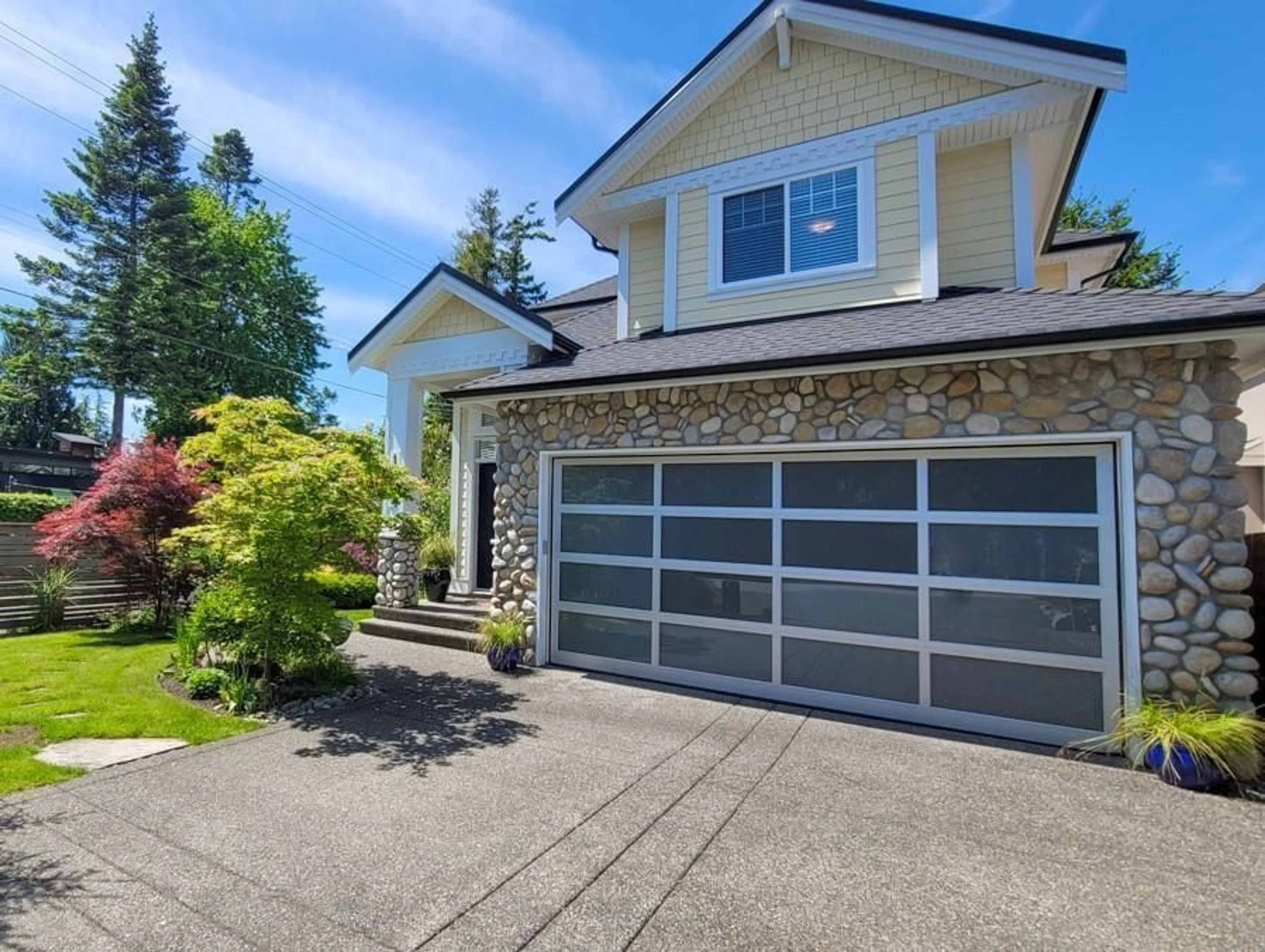 Home with vinyl exterior material, street for 1383 129A, Surrey British Columbia V4A3Y8