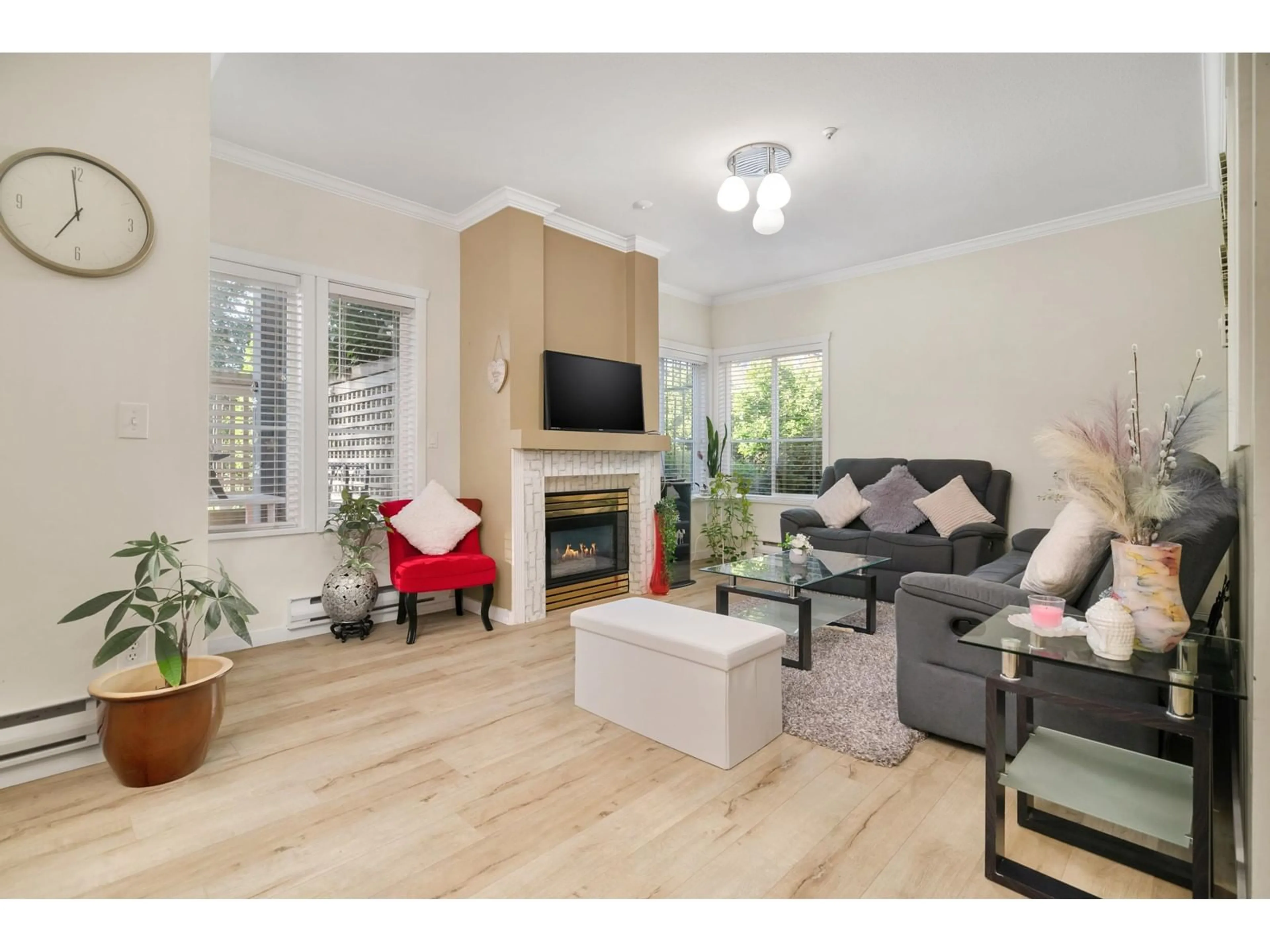 Living room with furniture, wood/laminate floor for 106 - 10675 138A, Surrey British Columbia V3T4L2