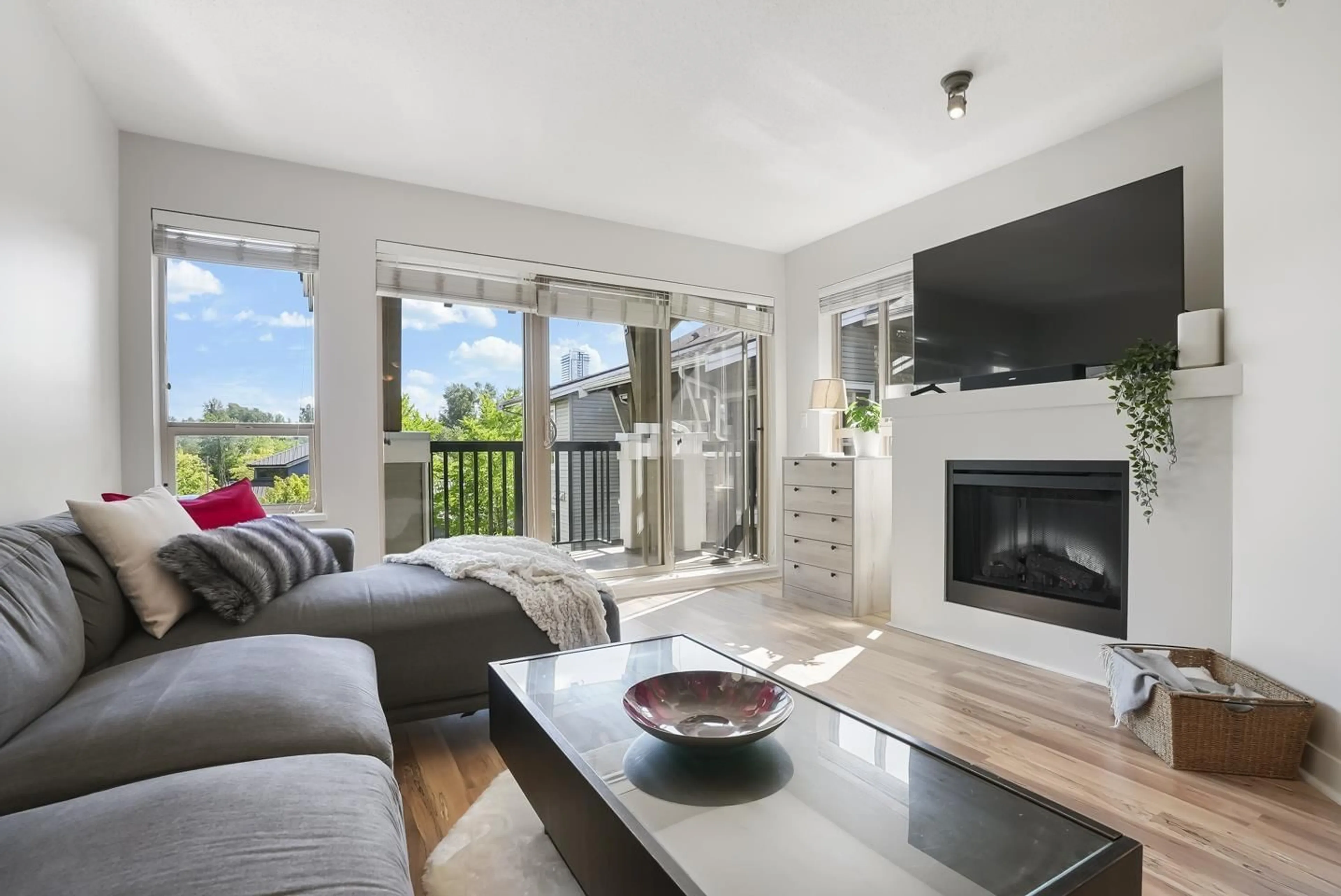 Living room with furniture, unknown for 411 - 8915 202, Langley British Columbia V1M0B5