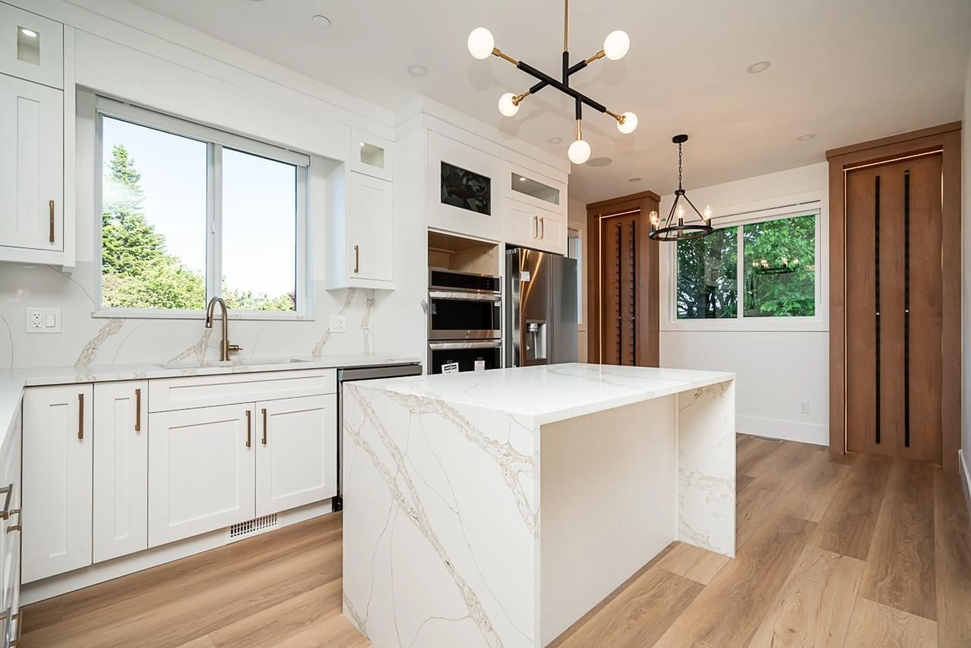Contemporary kitchen, ceramic/tile floor for 15496 THRIFT, White Rock British Columbia V4B2L9