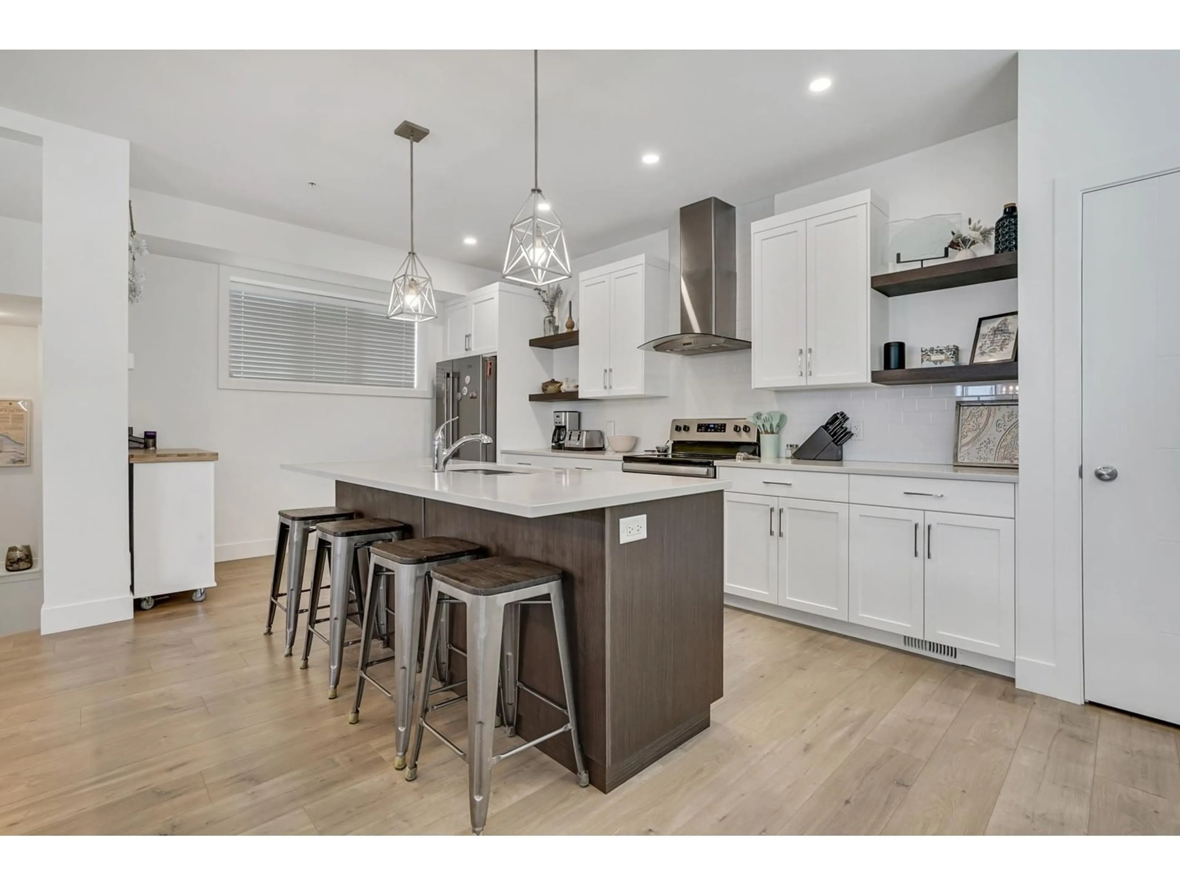 Open concept kitchen, wood/laminate floor for 22 - 47042 MACFARLANE PLACE, Chilliwack British Columbia V2R0P3