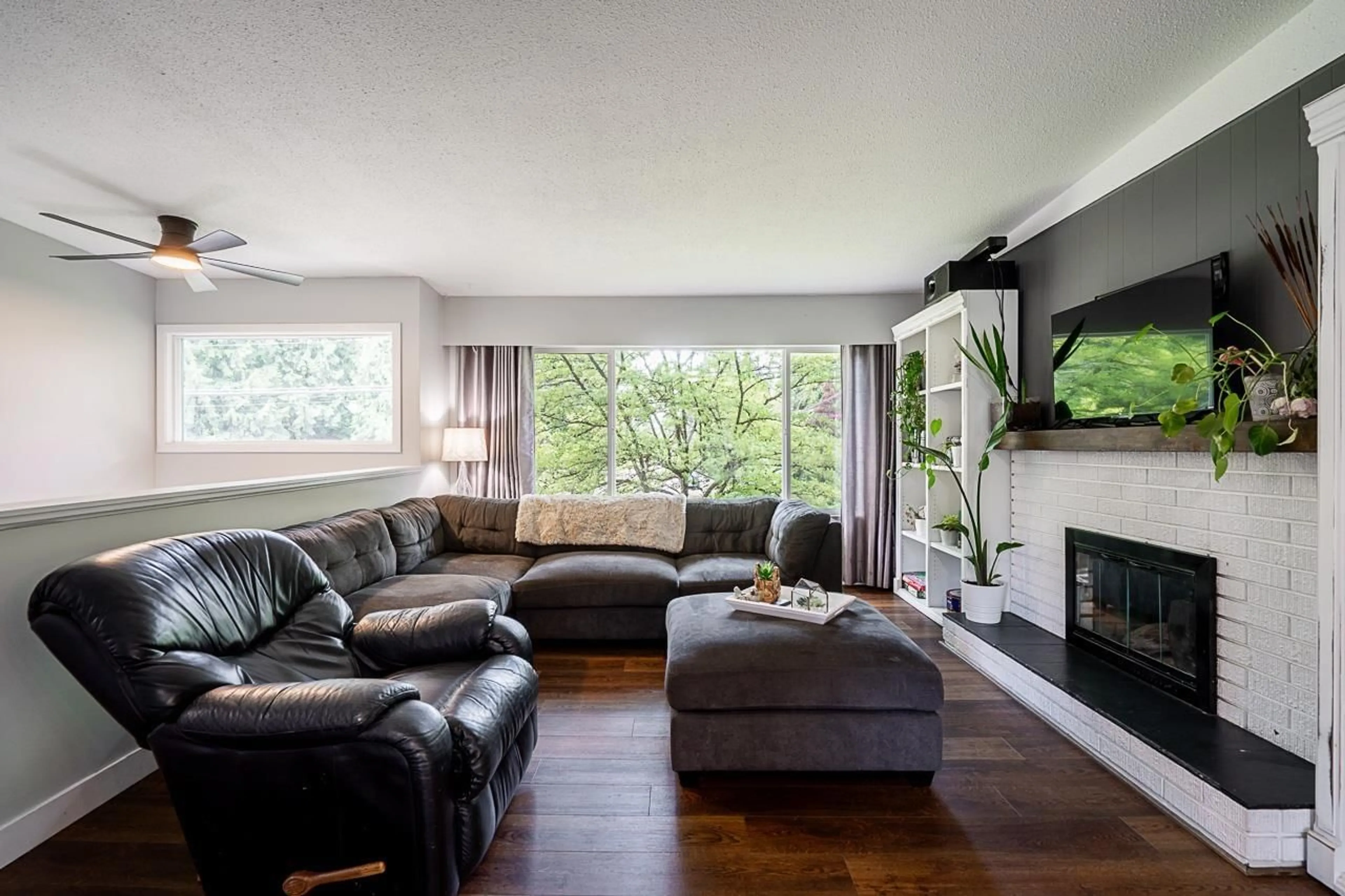 Living room with furniture, wood/laminate floor for 20581 42, Langley British Columbia V3A3A8
