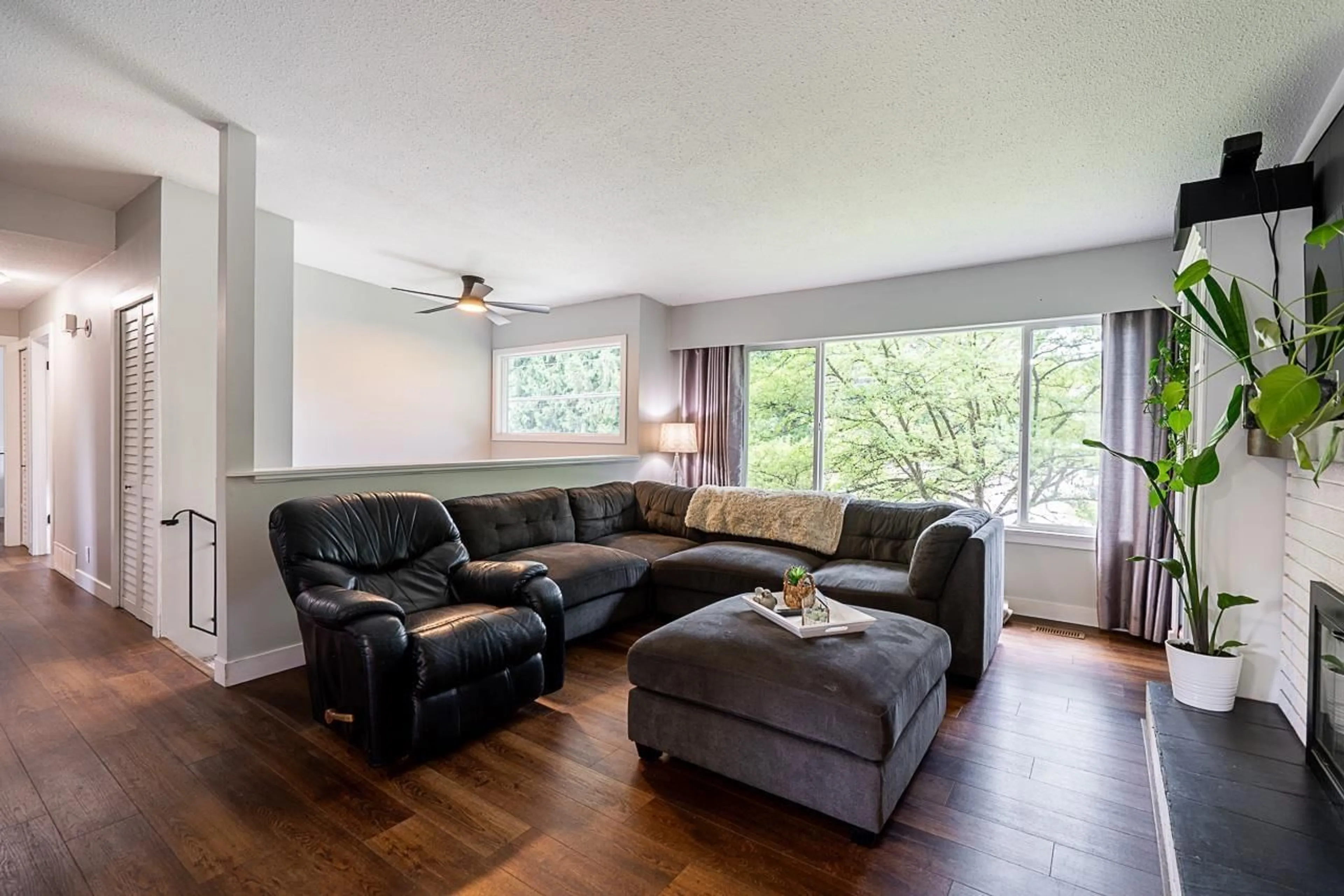 Living room with furniture, wood/laminate floor for 20581 42, Langley British Columbia V3A3A8
