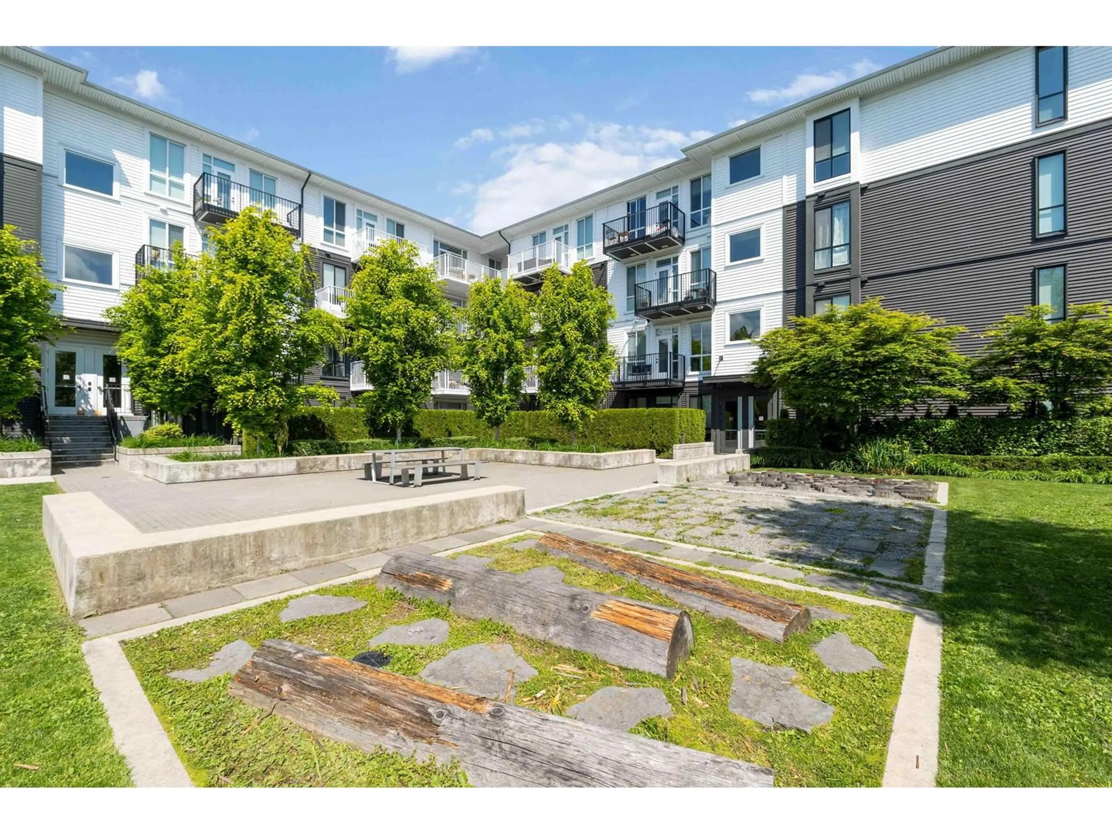 Patio, street for 414 - 10168 149, Surrey British Columbia V3R0E9