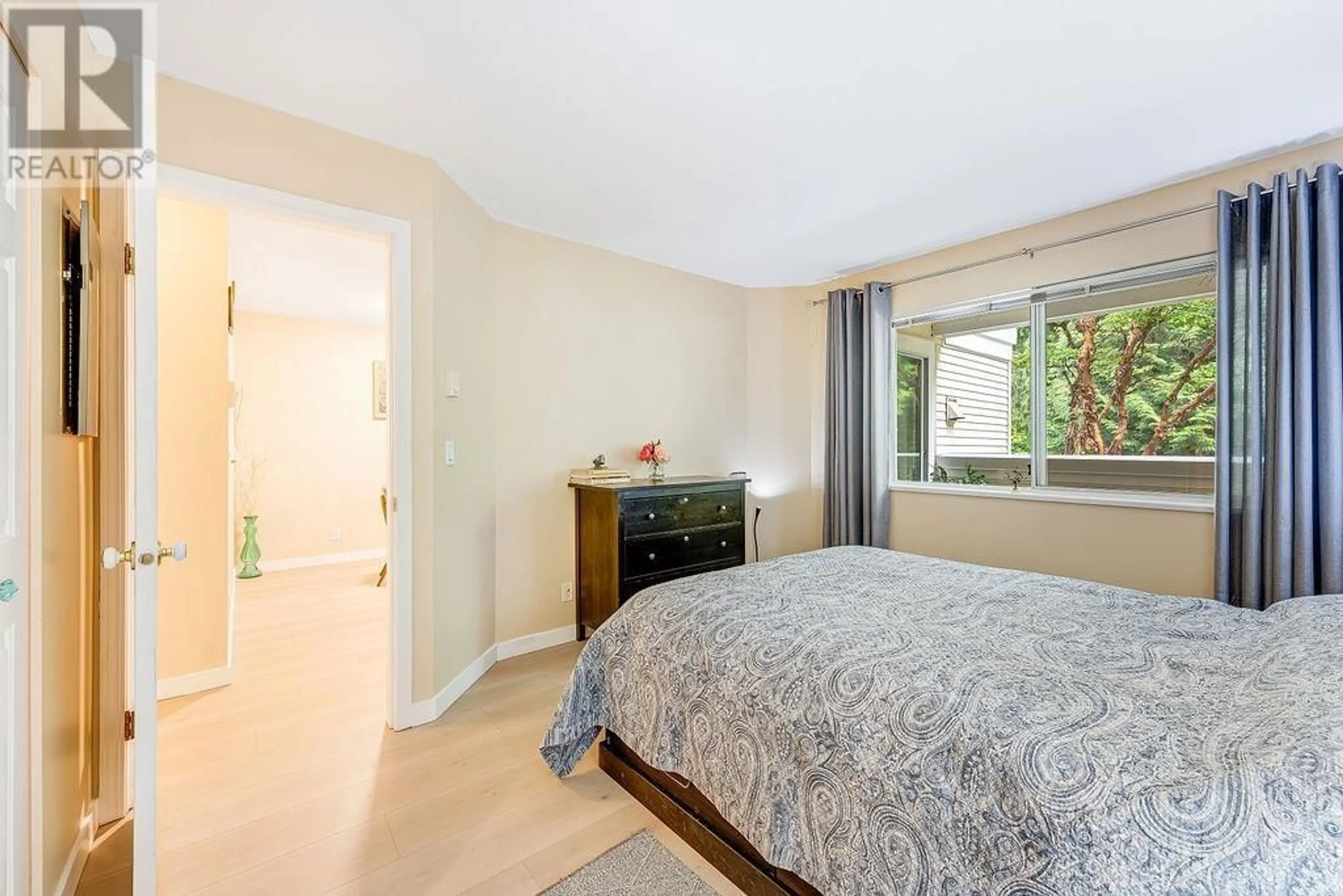Bedroom with bed, unknown for 205 - 6860 RUMBLE STREET, Burnaby British Columbia V5E1A8