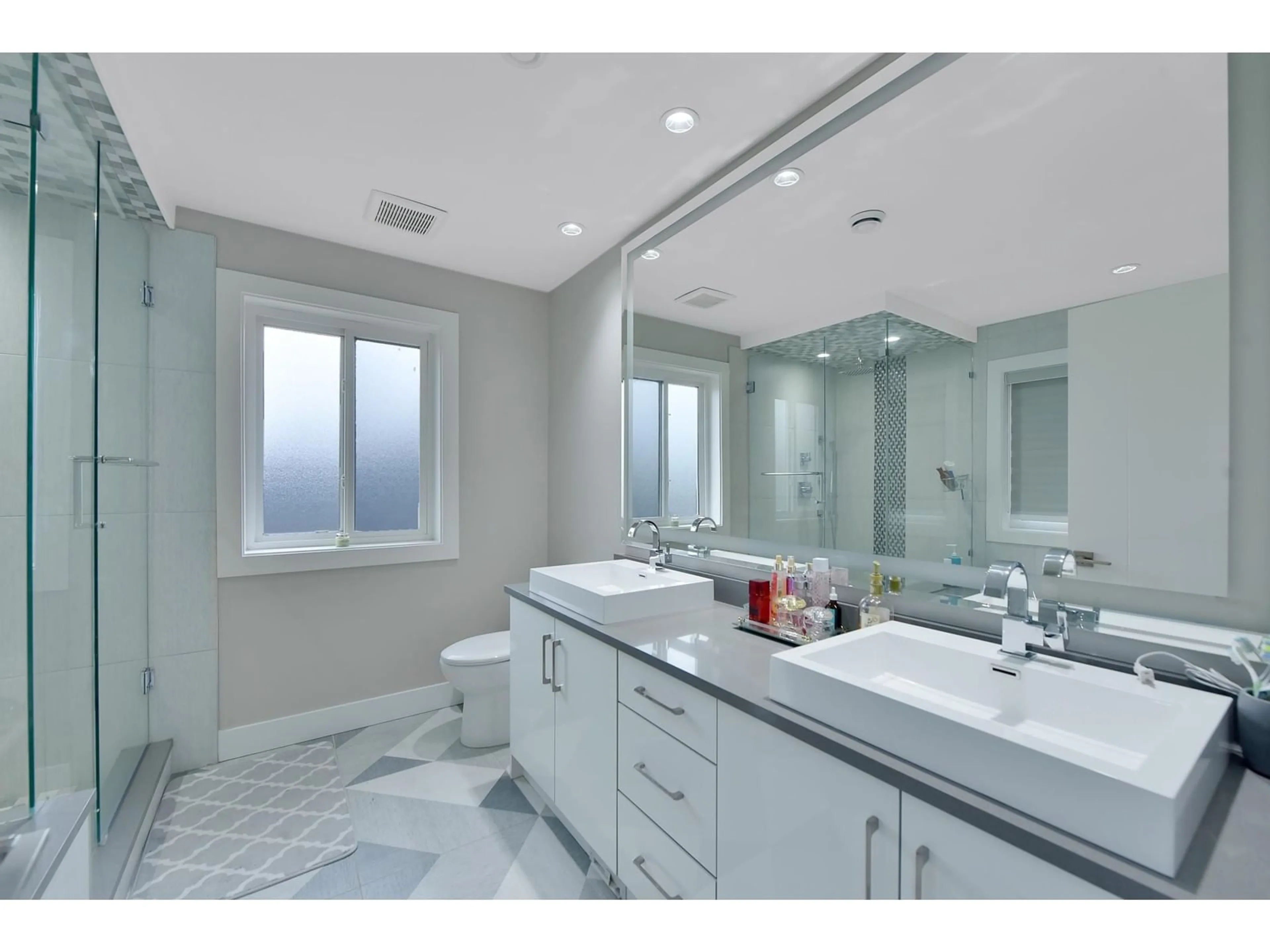 Contemporary bathroom, ceramic/tile floor for 10266 126, Surrey British Columbia V3V5E7