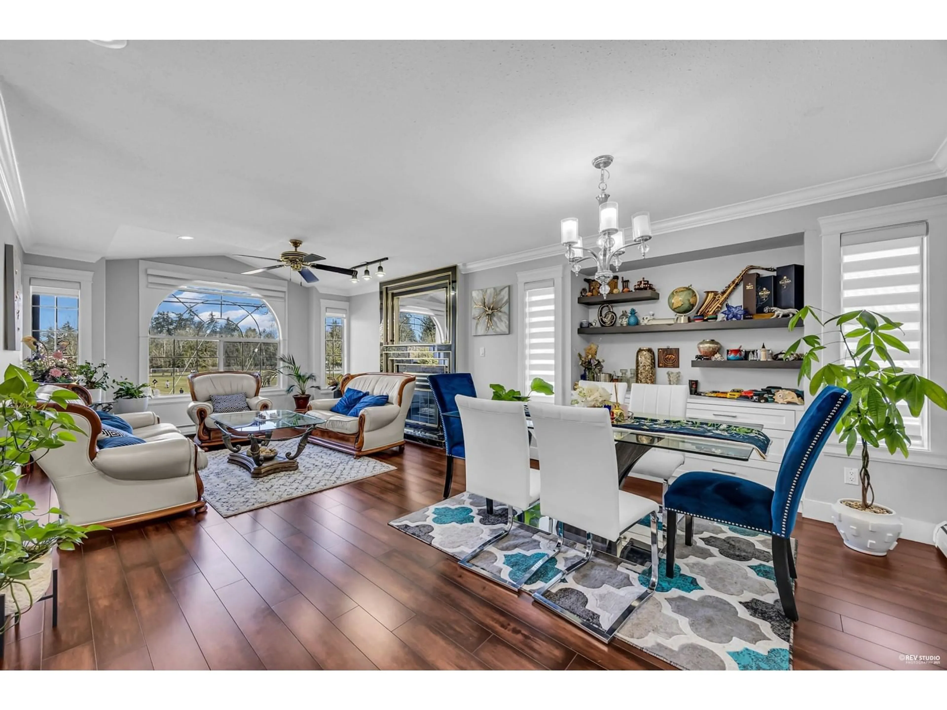 Living room with furniture, wood/laminate floor for 12376 100, Surrey British Columbia V3V2X3