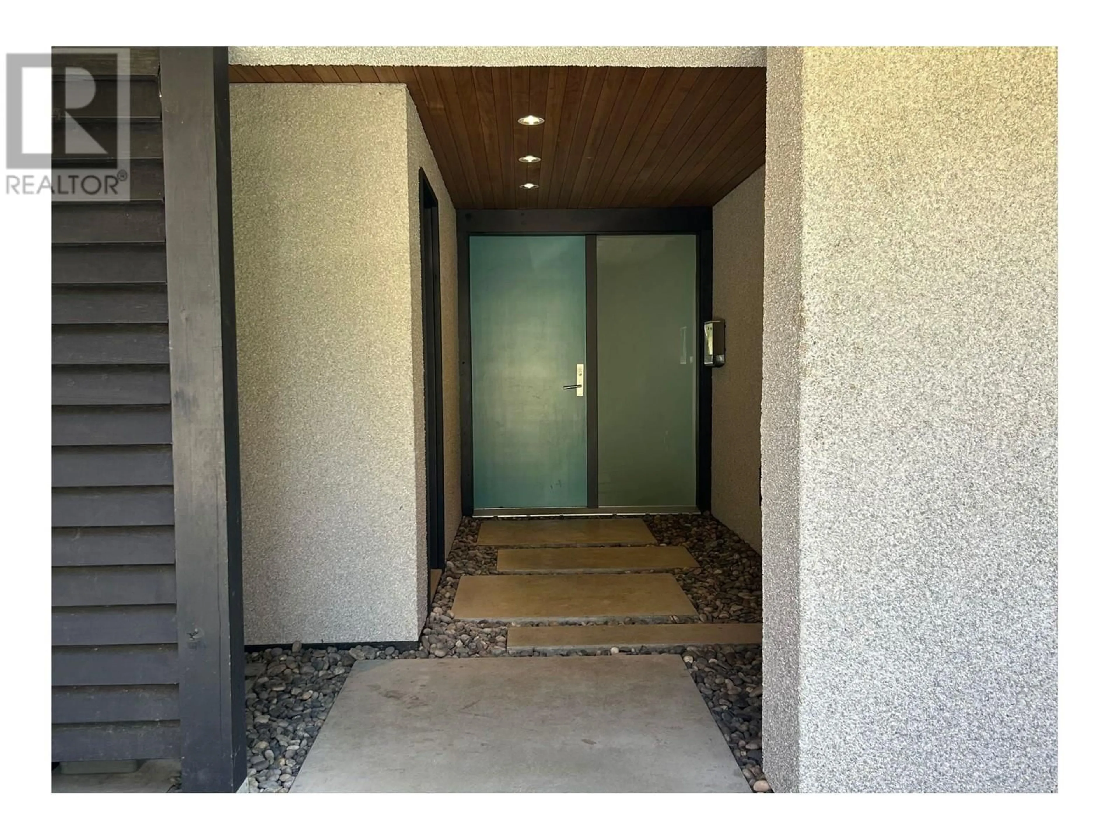 Indoor entryway for 1451 DORAN ROAD, North Vancouver British Columbia V7K1N1