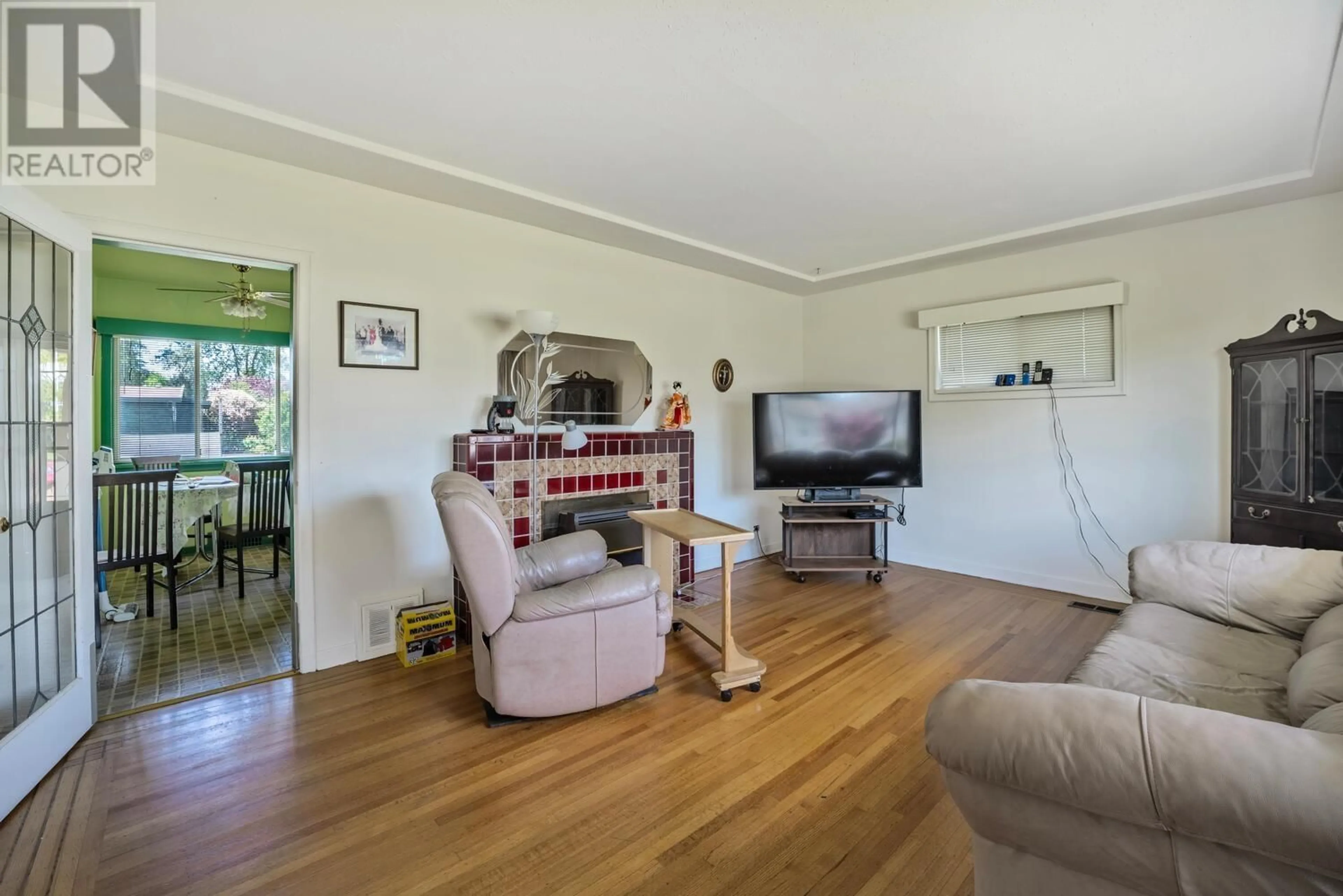 Living room with furniture, unknown for 7715 MARY AVENUE, Burnaby British Columbia V3N3G9
