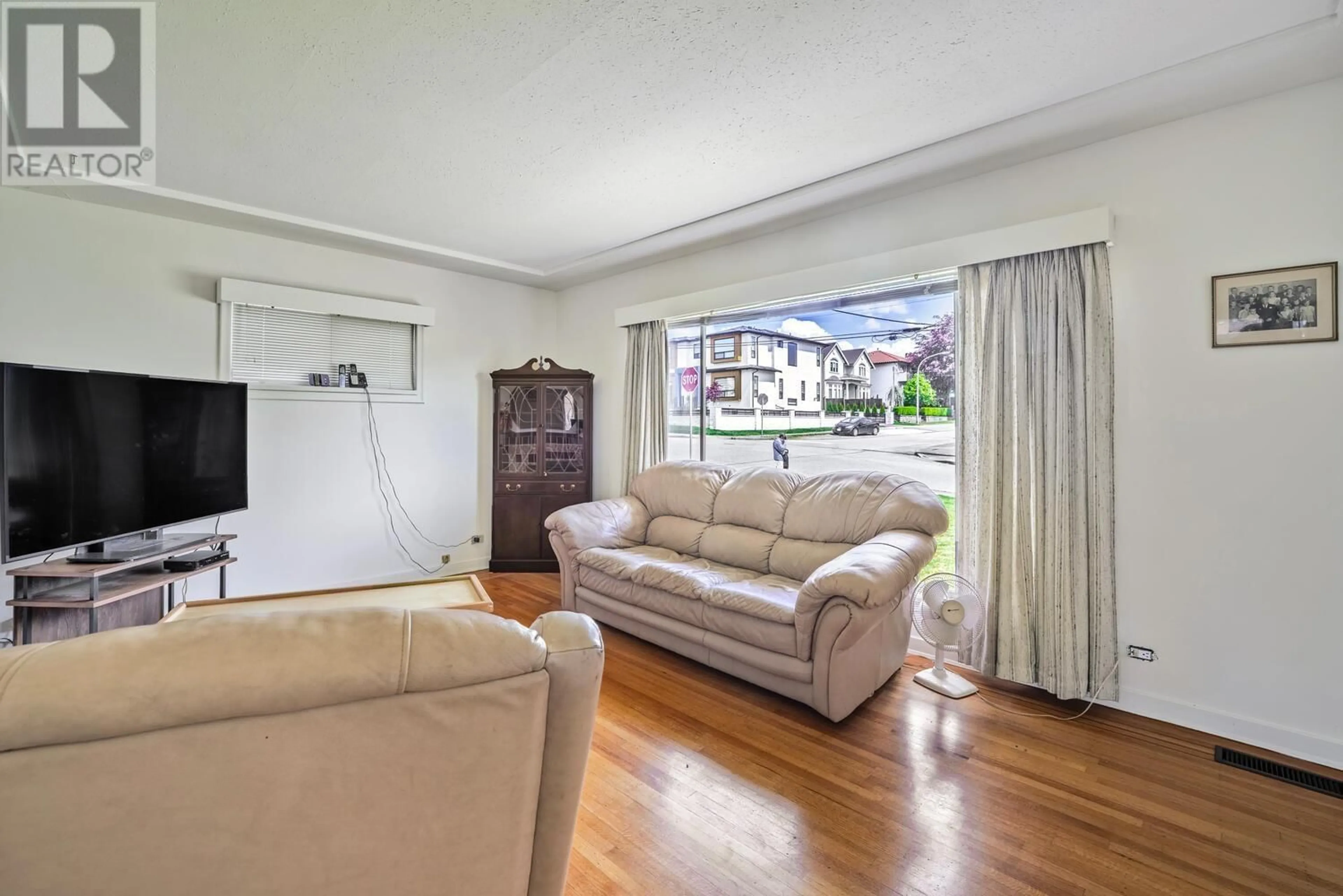 Living room with furniture, unknown for 7715 MARY AVENUE, Burnaby British Columbia V3N3G9