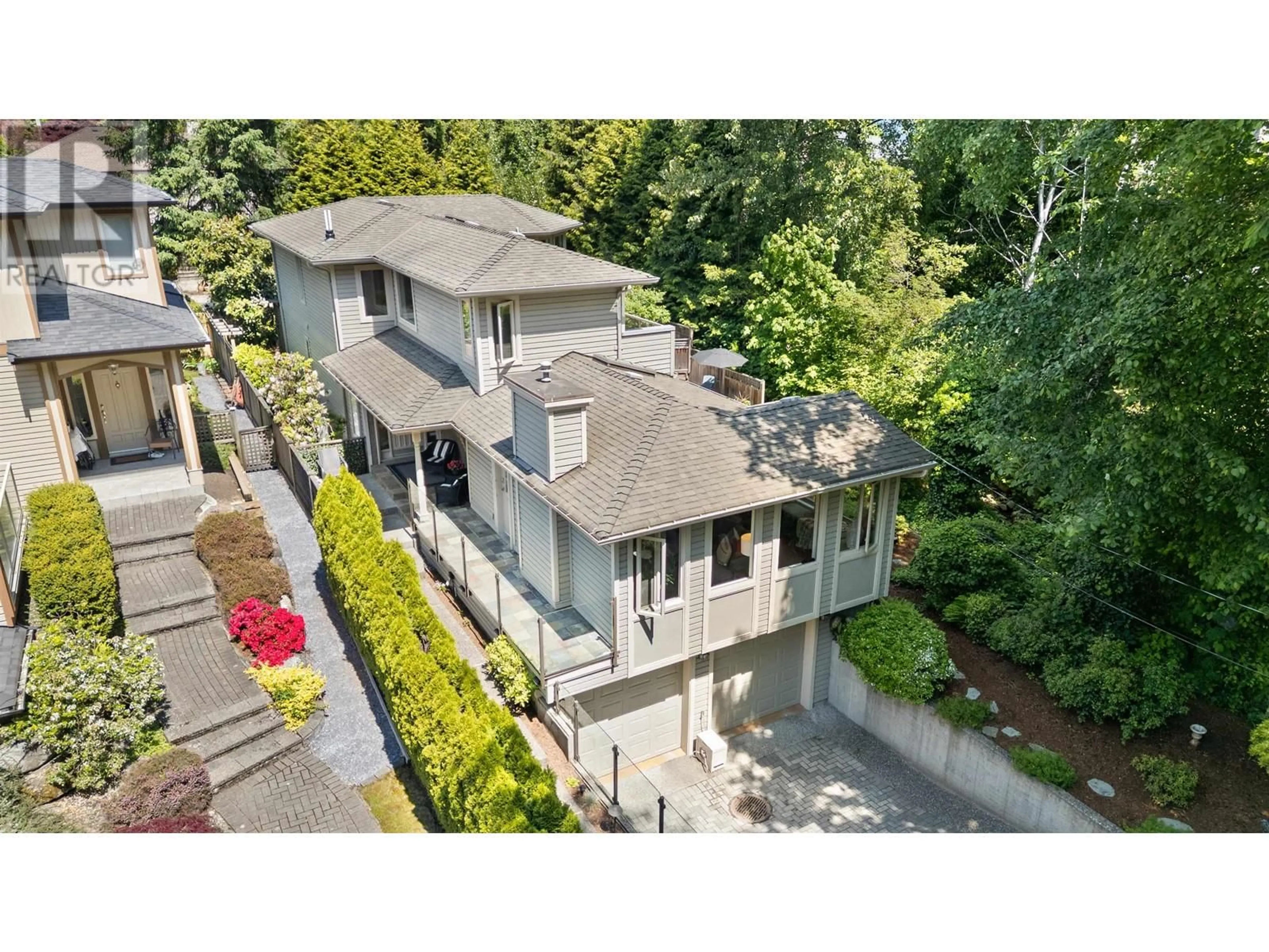 A pic from outside/outdoor area/front of a property/back of a property/a pic from drone, unknown for 1907 ESQUIMALT AVENUE, West Vancouver British Columbia V7V1S2