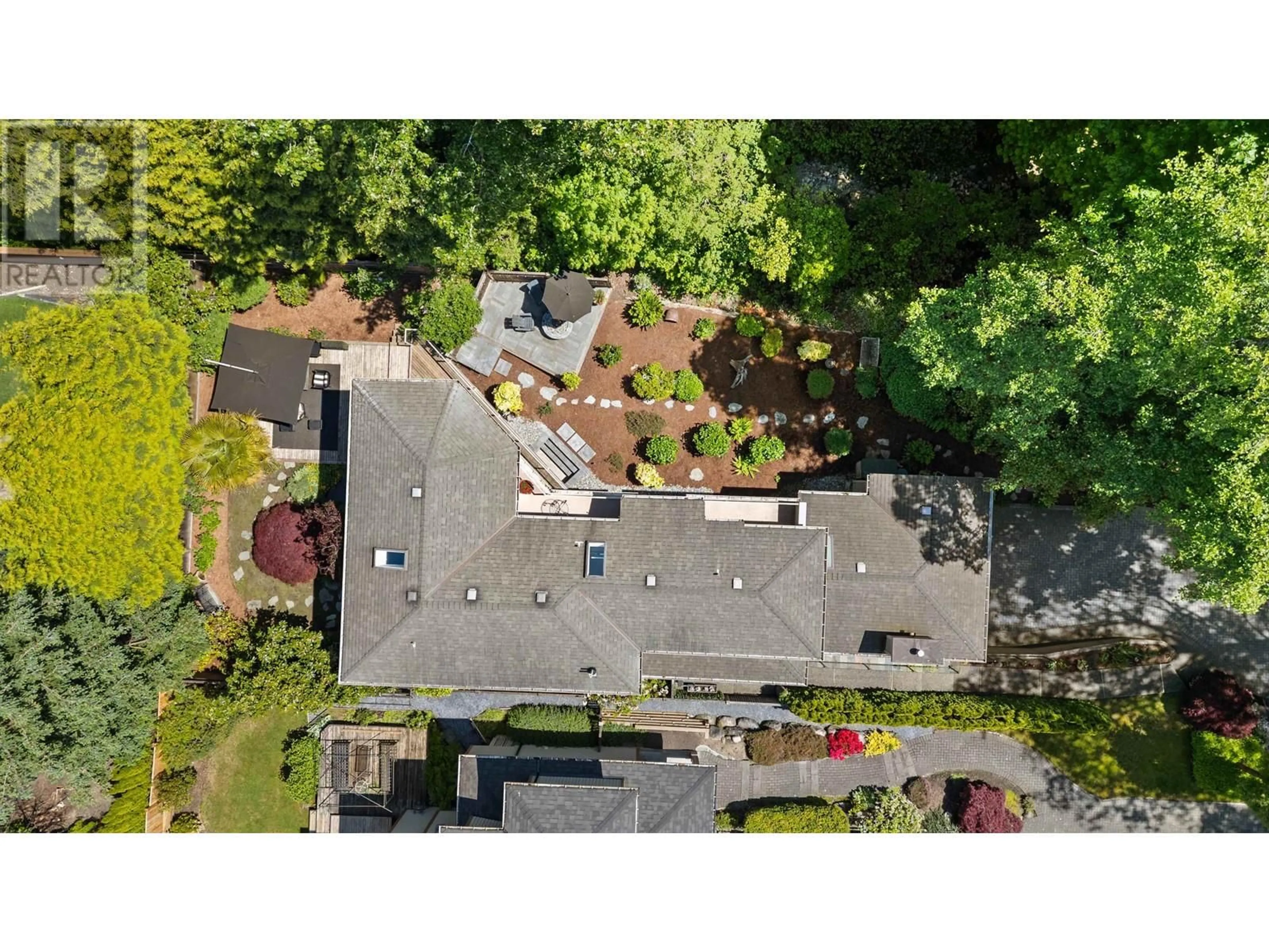 A pic from outside/outdoor area/front of a property/back of a property/a pic from drone, street for 1907 ESQUIMALT AVENUE, West Vancouver British Columbia V7V1S2