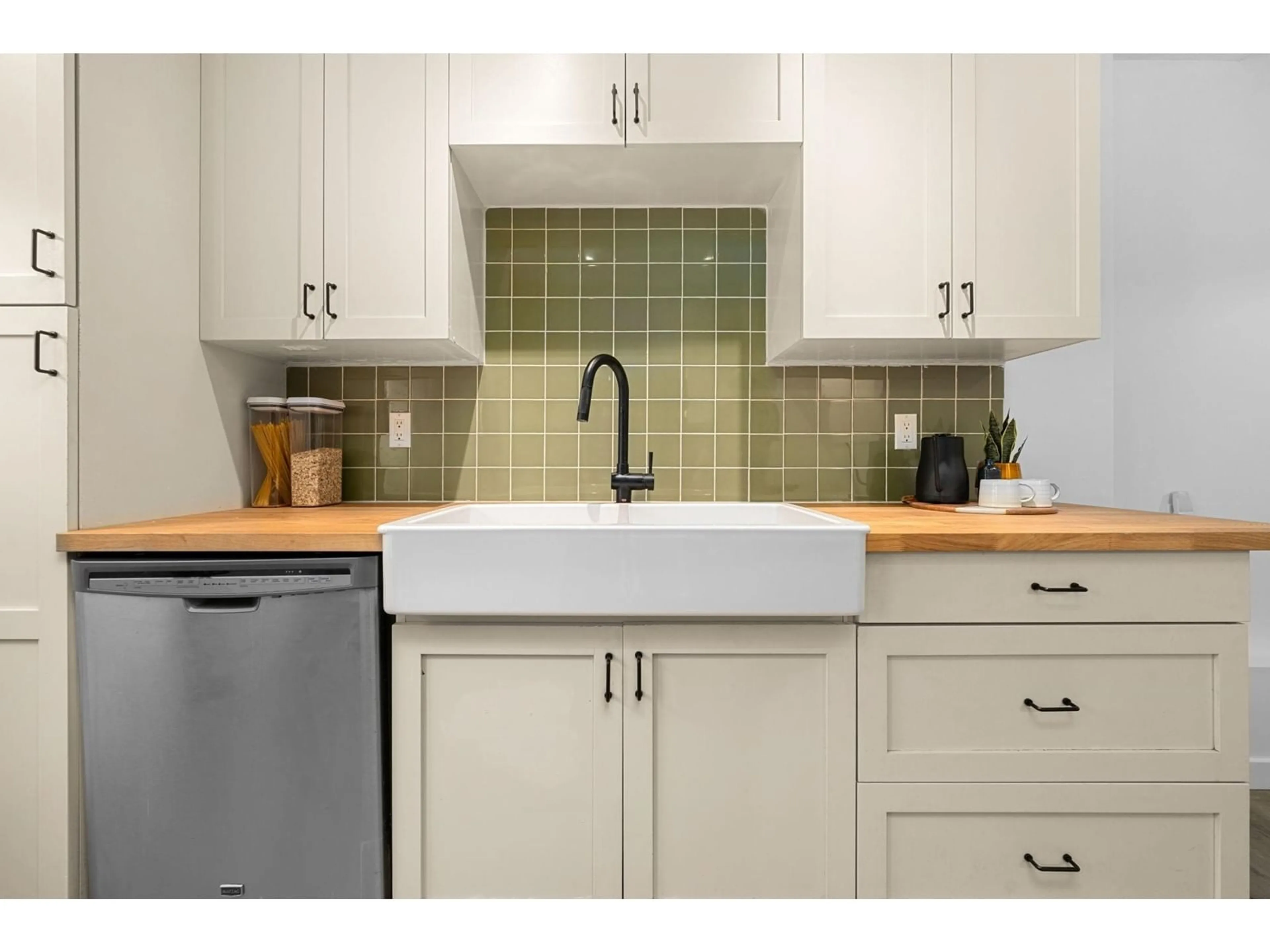 Standard kitchen, ceramic/tile floor for 1 - 33293 BOURQUIN EAST, Abbotsford British Columbia V2S1Y2