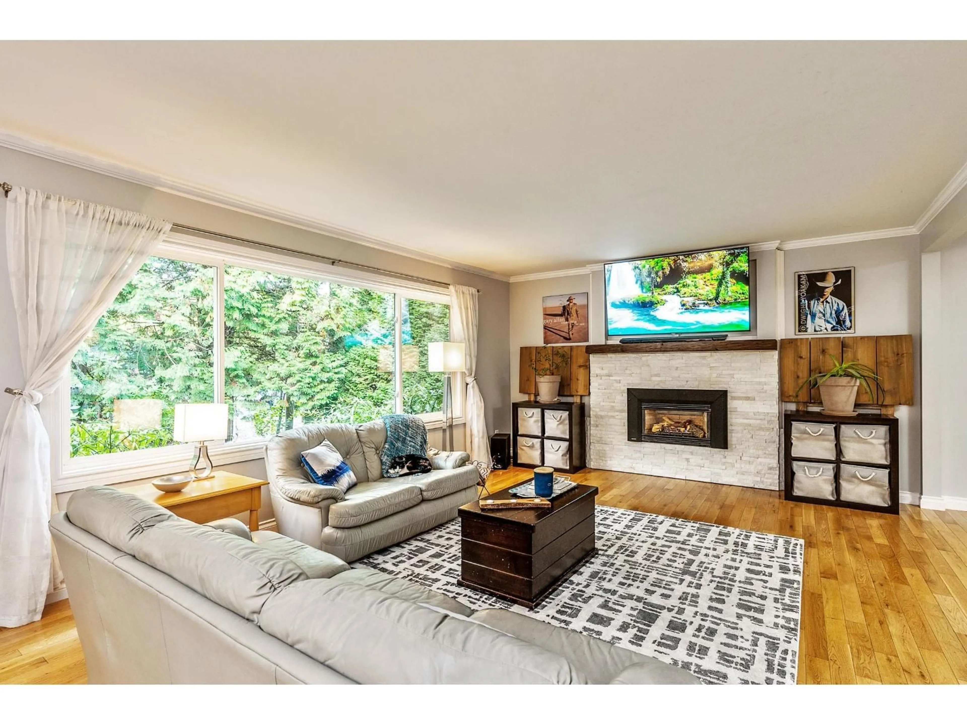 Living room with furniture, wood/laminate floor for 16362 14A, Surrey British Columbia V4A1J4