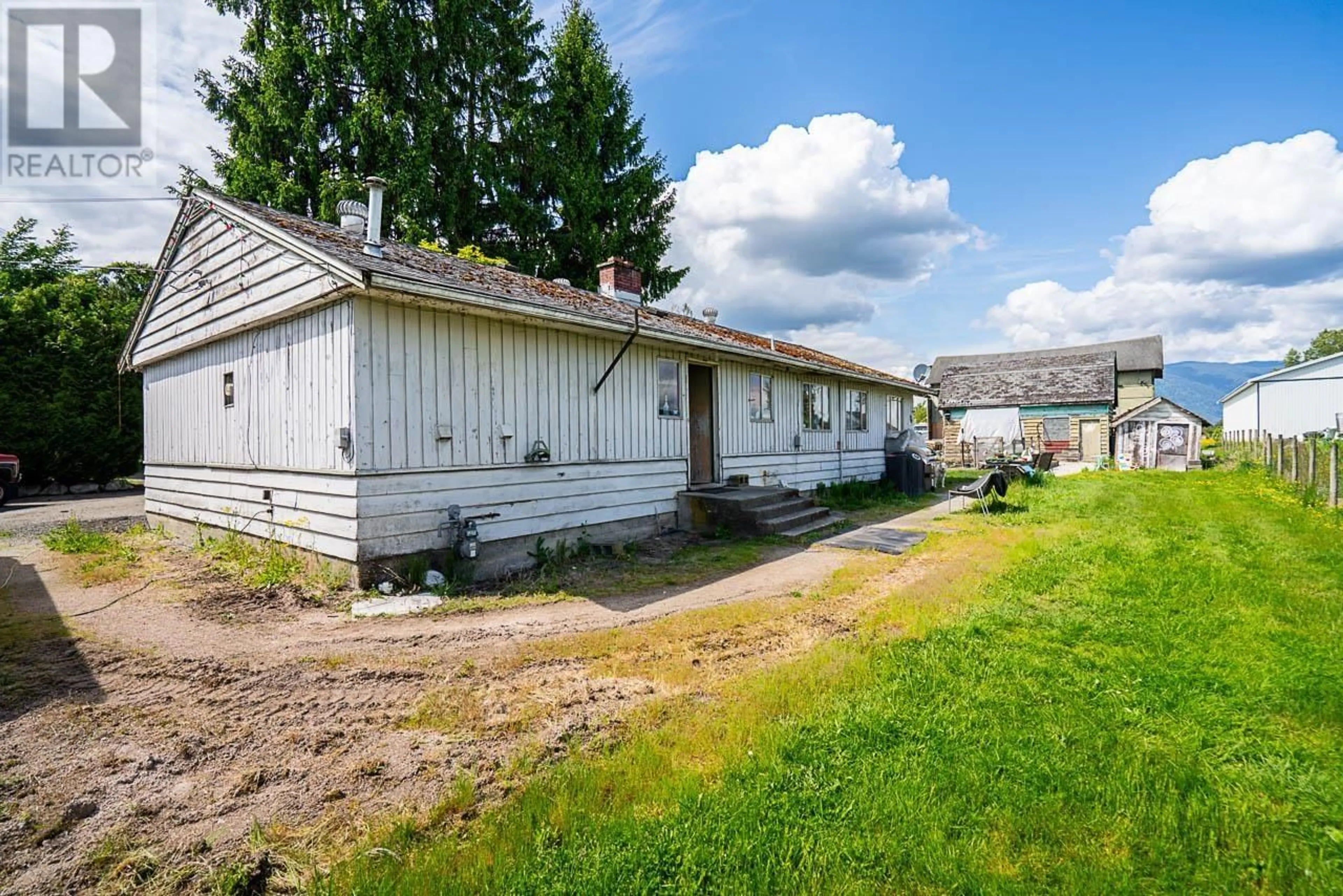 Shed for 18365 LOUGHEED HIGHWAY, Pitt Meadows British Columbia V3Y2J6