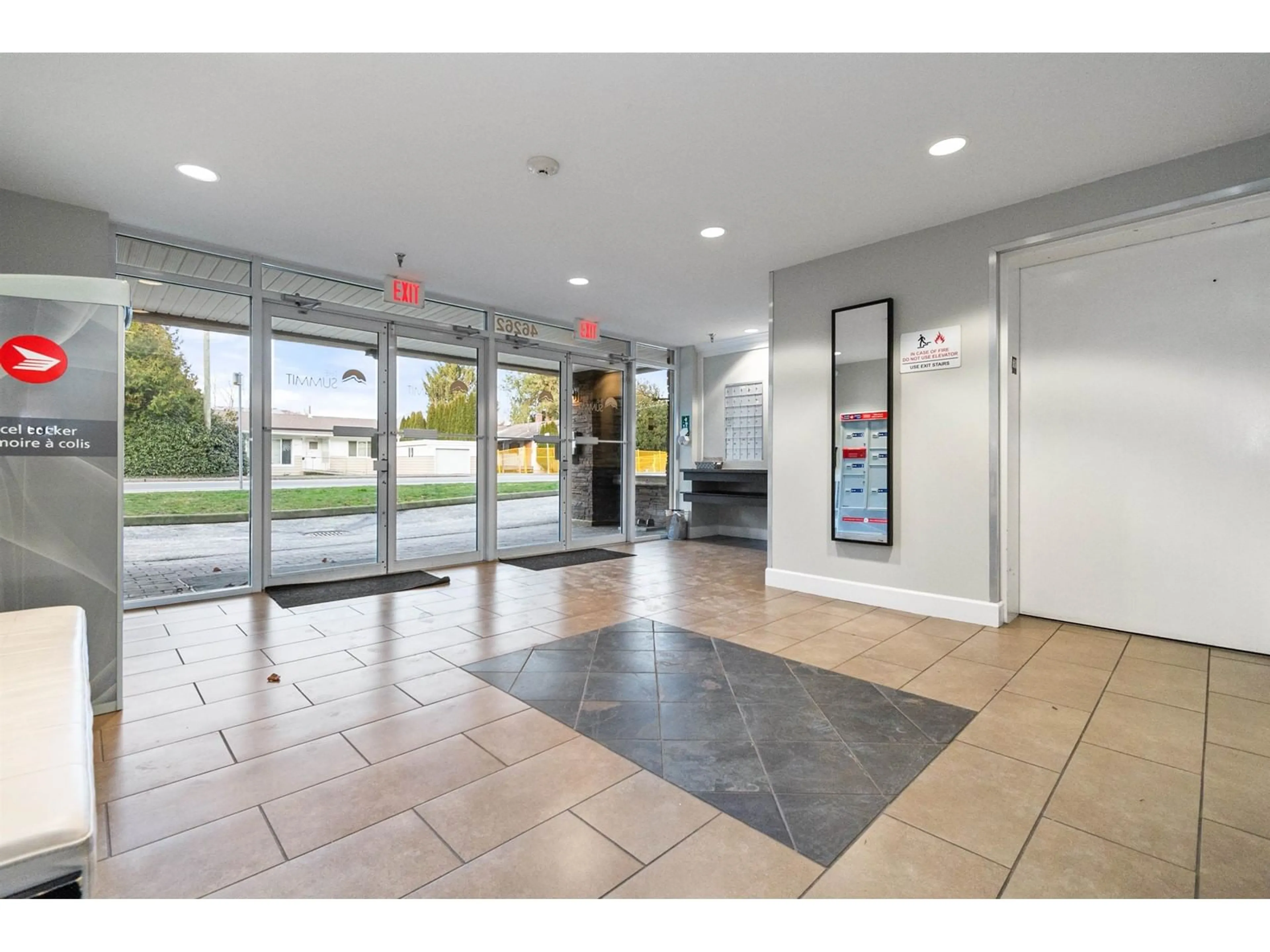 Indoor foyer for 221 - 46262 FIRST AVENUE, Chilliwack British Columbia V2P0C3