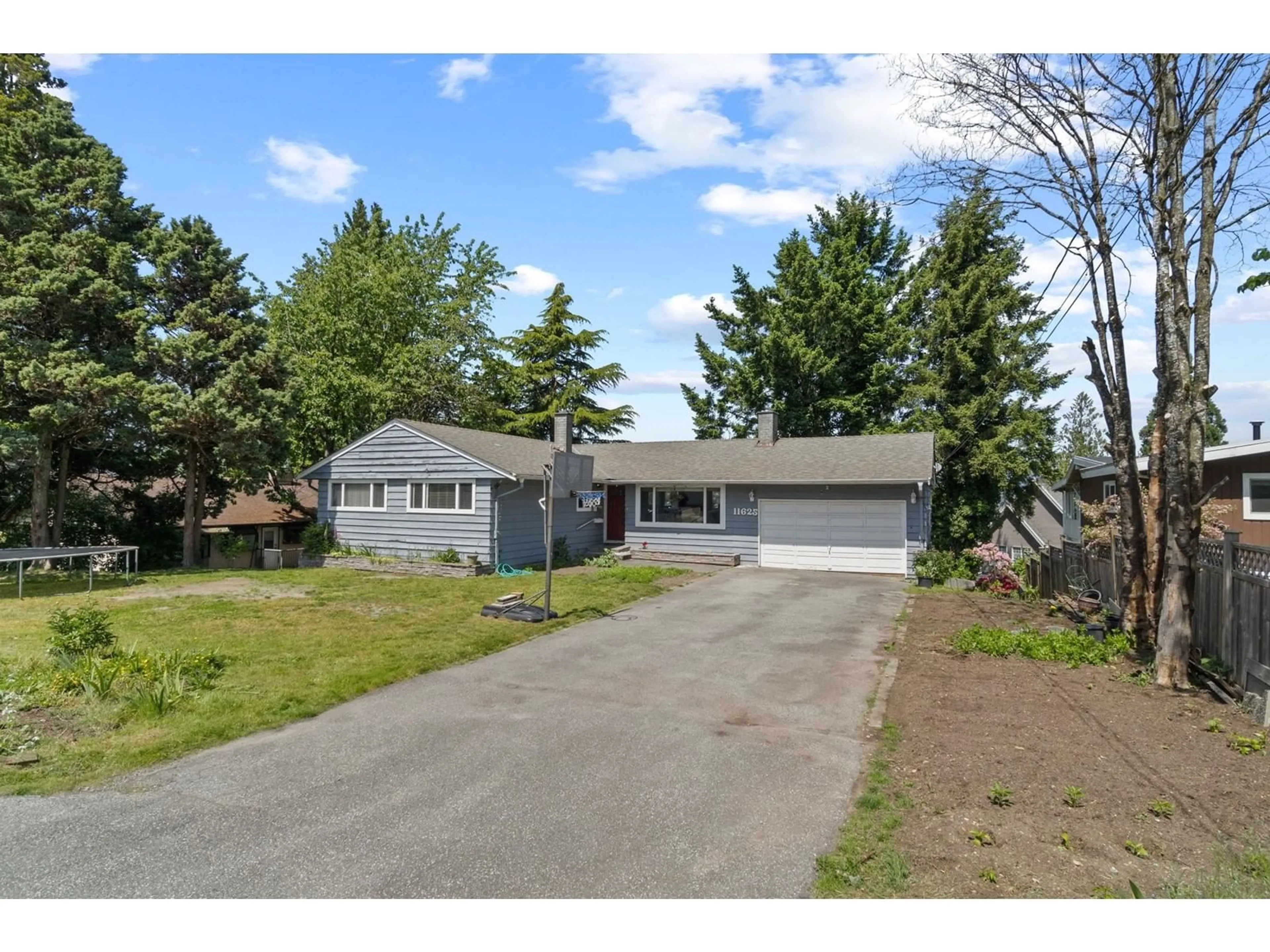 A pic from outside/outdoor area/front of a property/back of a property/a pic from drone, street for 11625 99, Surrey British Columbia V3V2M2