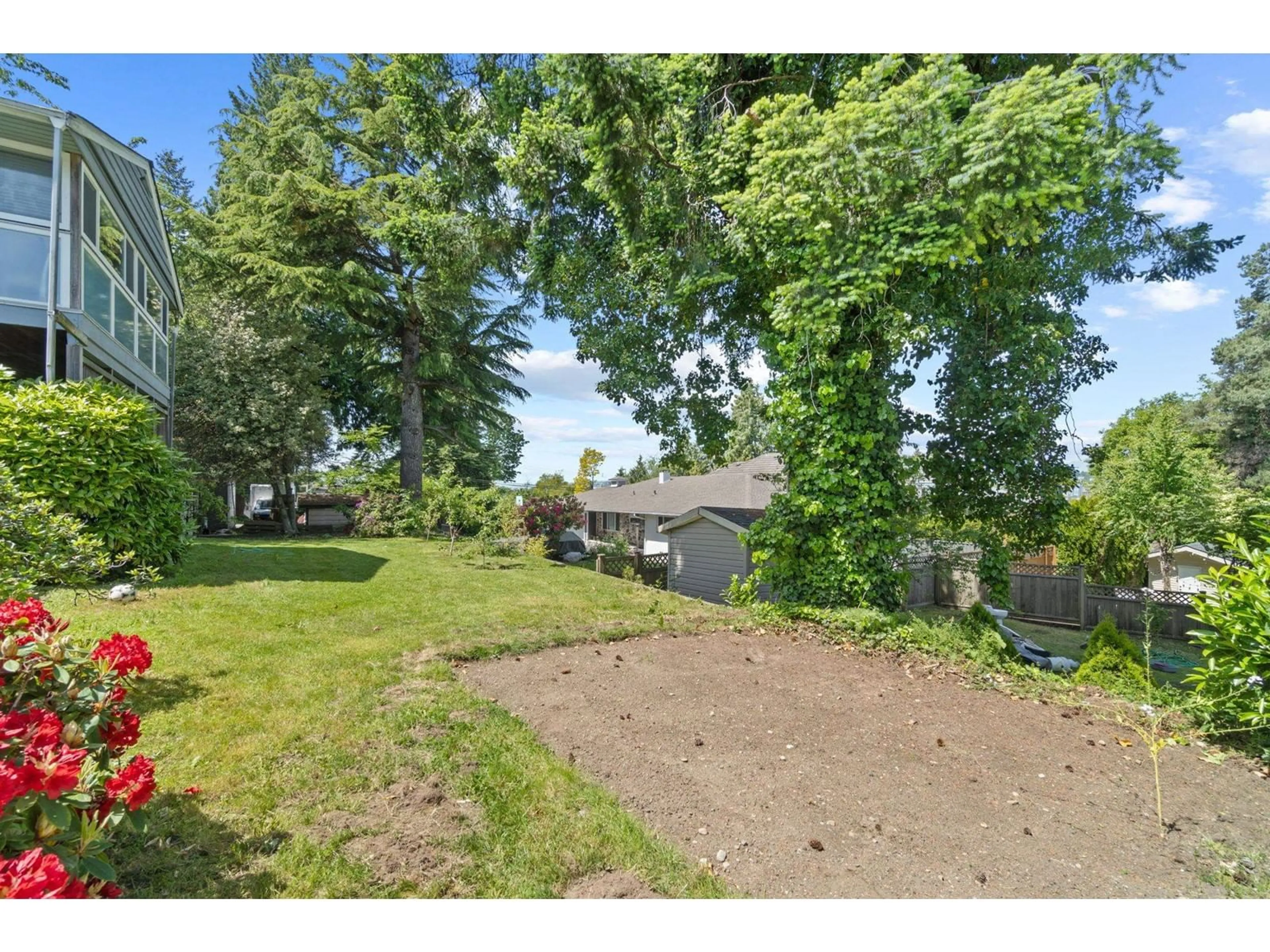 A pic from outside/outdoor area/front of a property/back of a property/a pic from drone, unknown for 11625 99, Surrey British Columbia V3V2M2