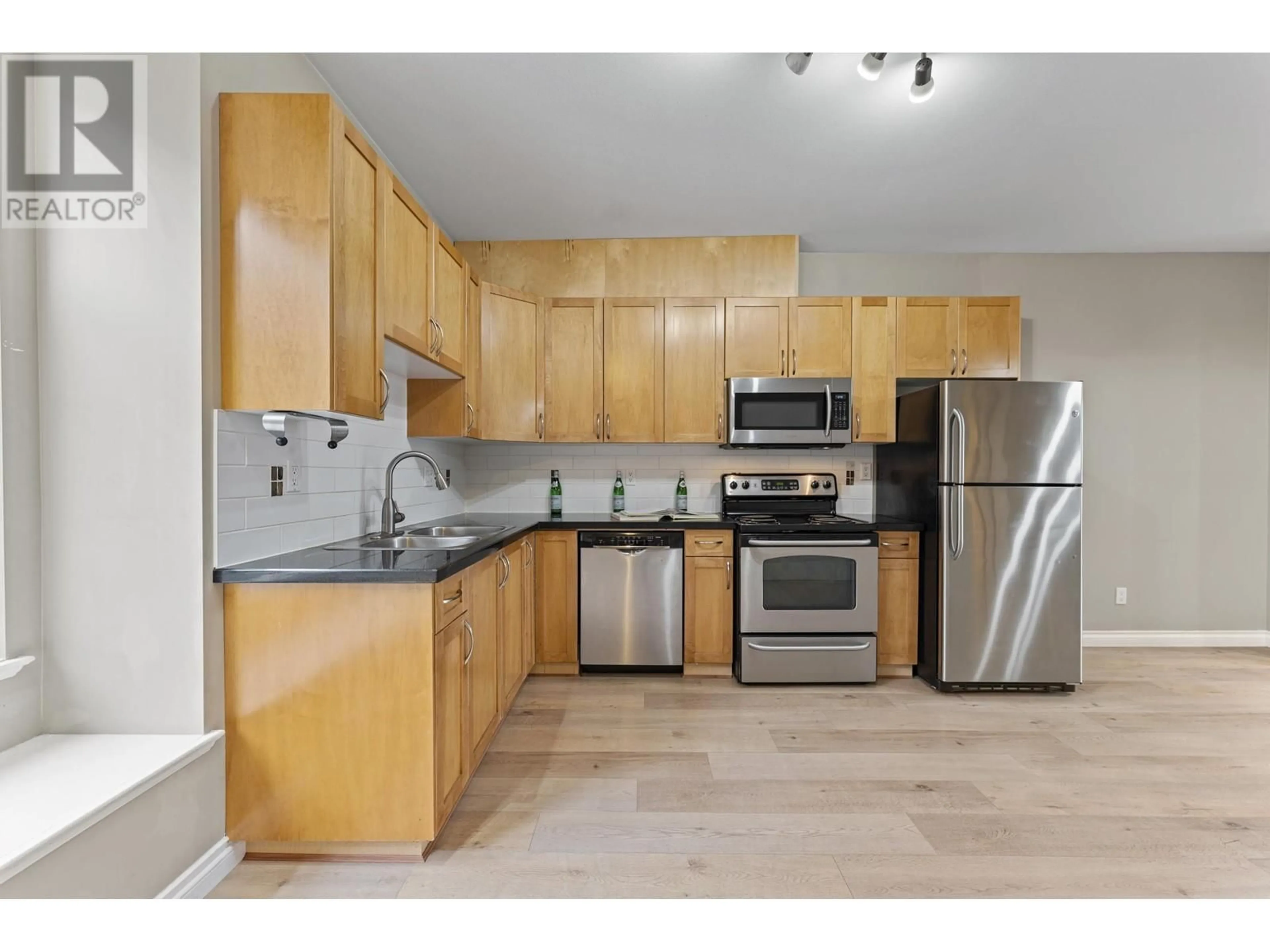 Standard kitchen, unknown for 121 - 7333 16TH AVENUE, Burnaby British Columbia V3N0A8