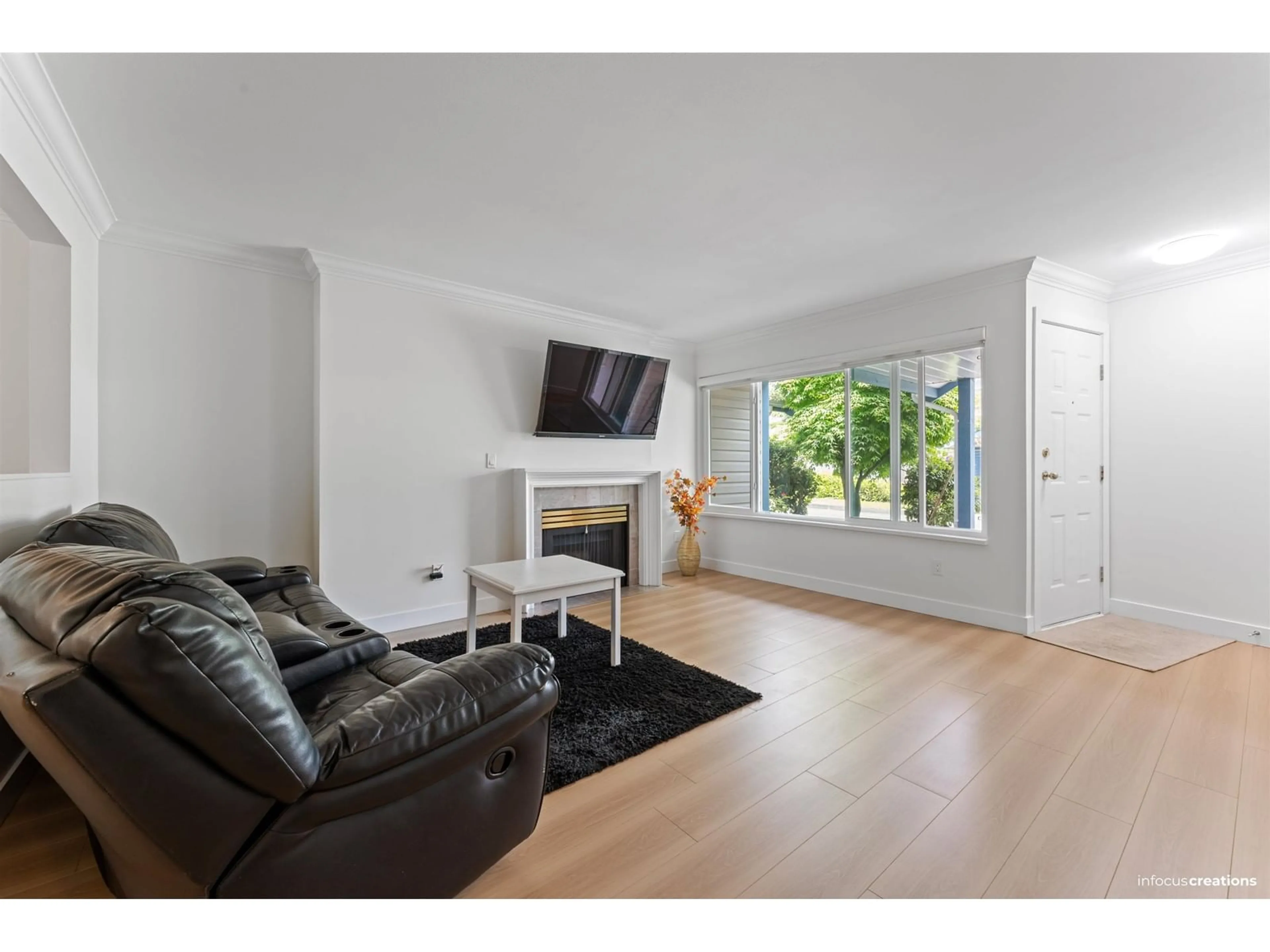 Living room with furniture, unknown for 101 - 7881 120A, Surrey British Columbia V3W0Y7