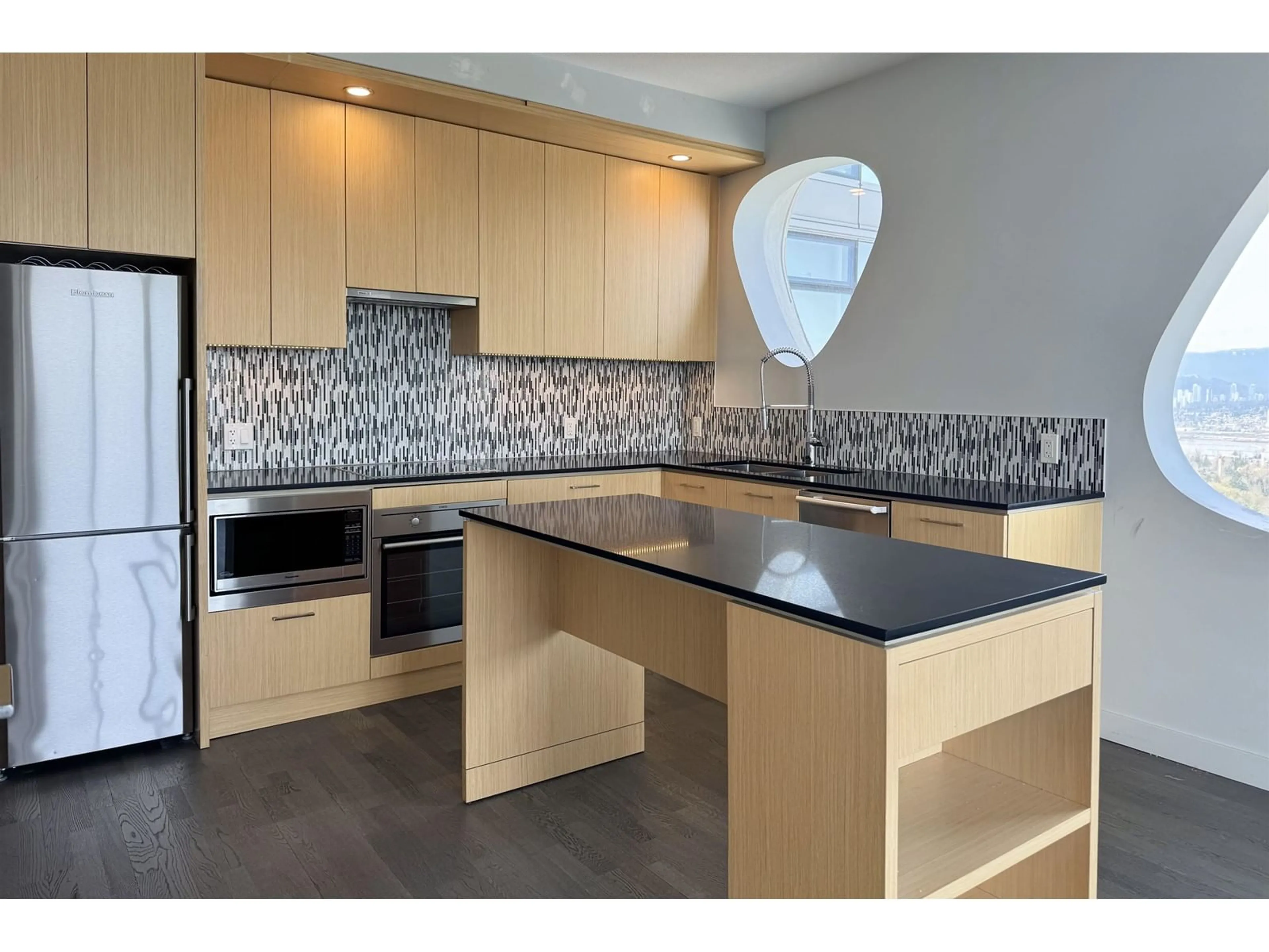 Contemporary kitchen, ceramic/tile floor for 3201 - 13495 CENTRAL, Surrey British Columbia V3T0K2