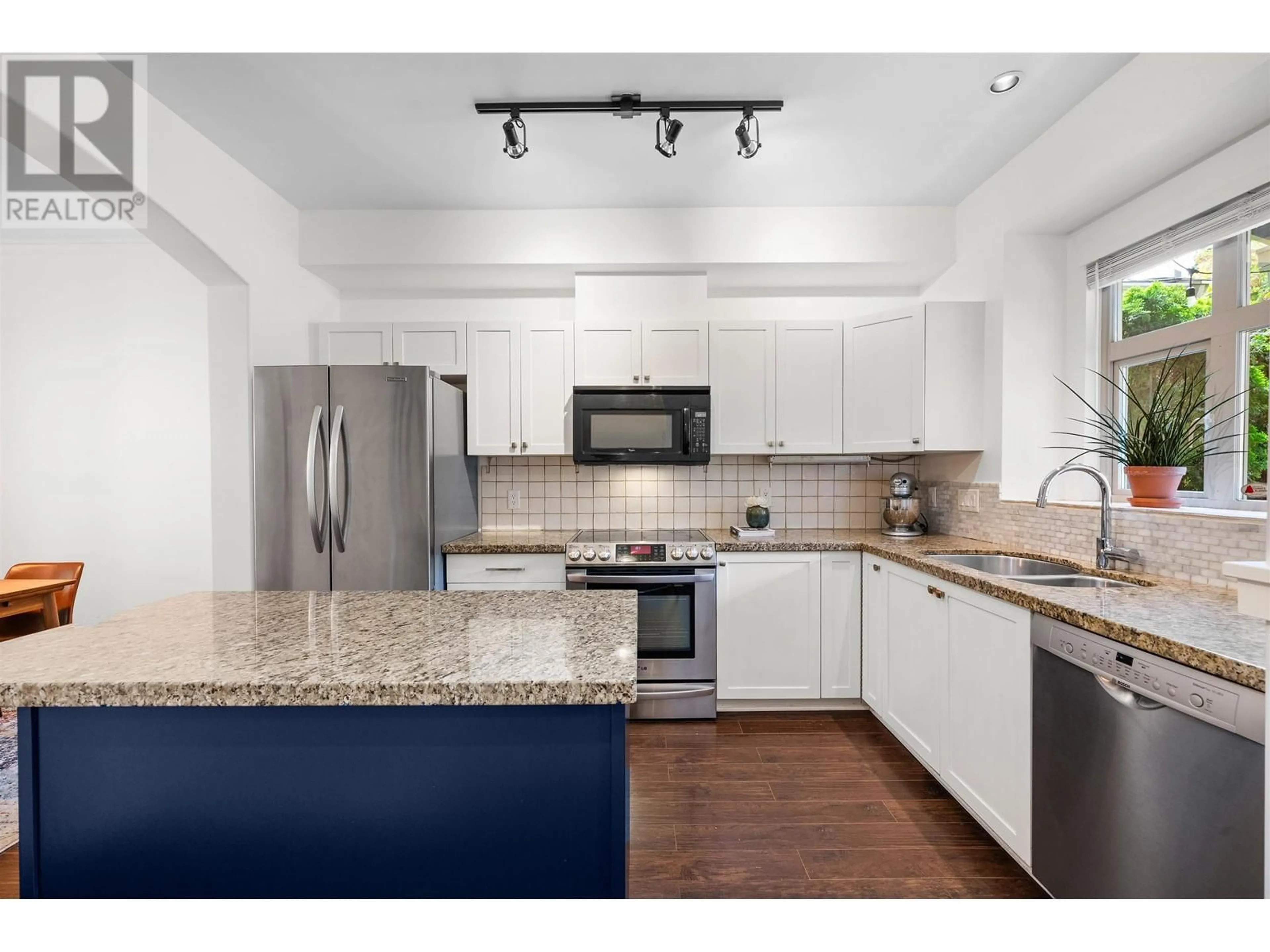 Open concept kitchen, ceramic/tile floor for 227 - 600 PARK CRESCENT, New Westminster British Columbia V3L5W1