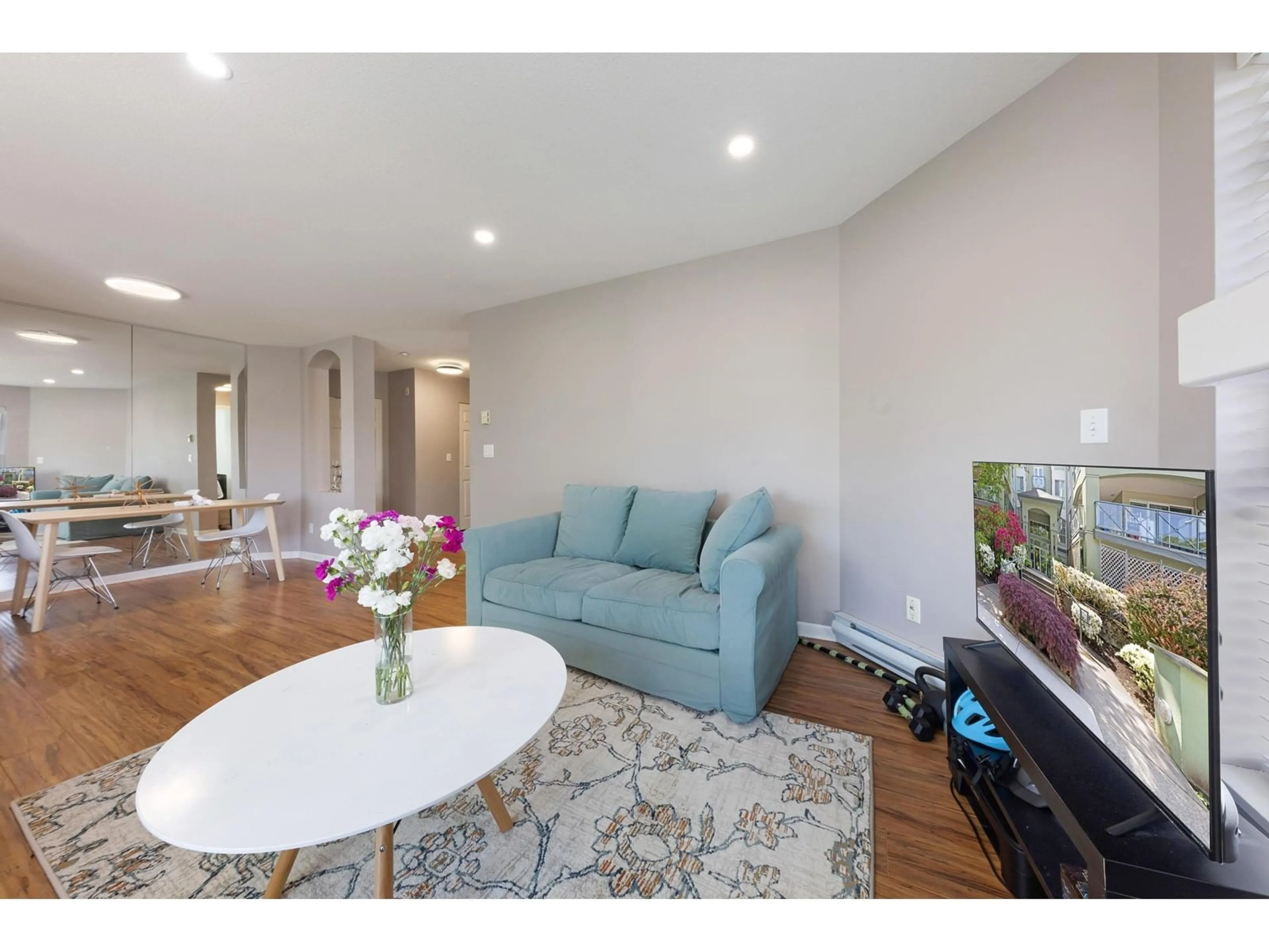 Living room with furniture, wood/laminate floor for 411 - 20110 MICHAUD, Langley British Columbia V3A4B1