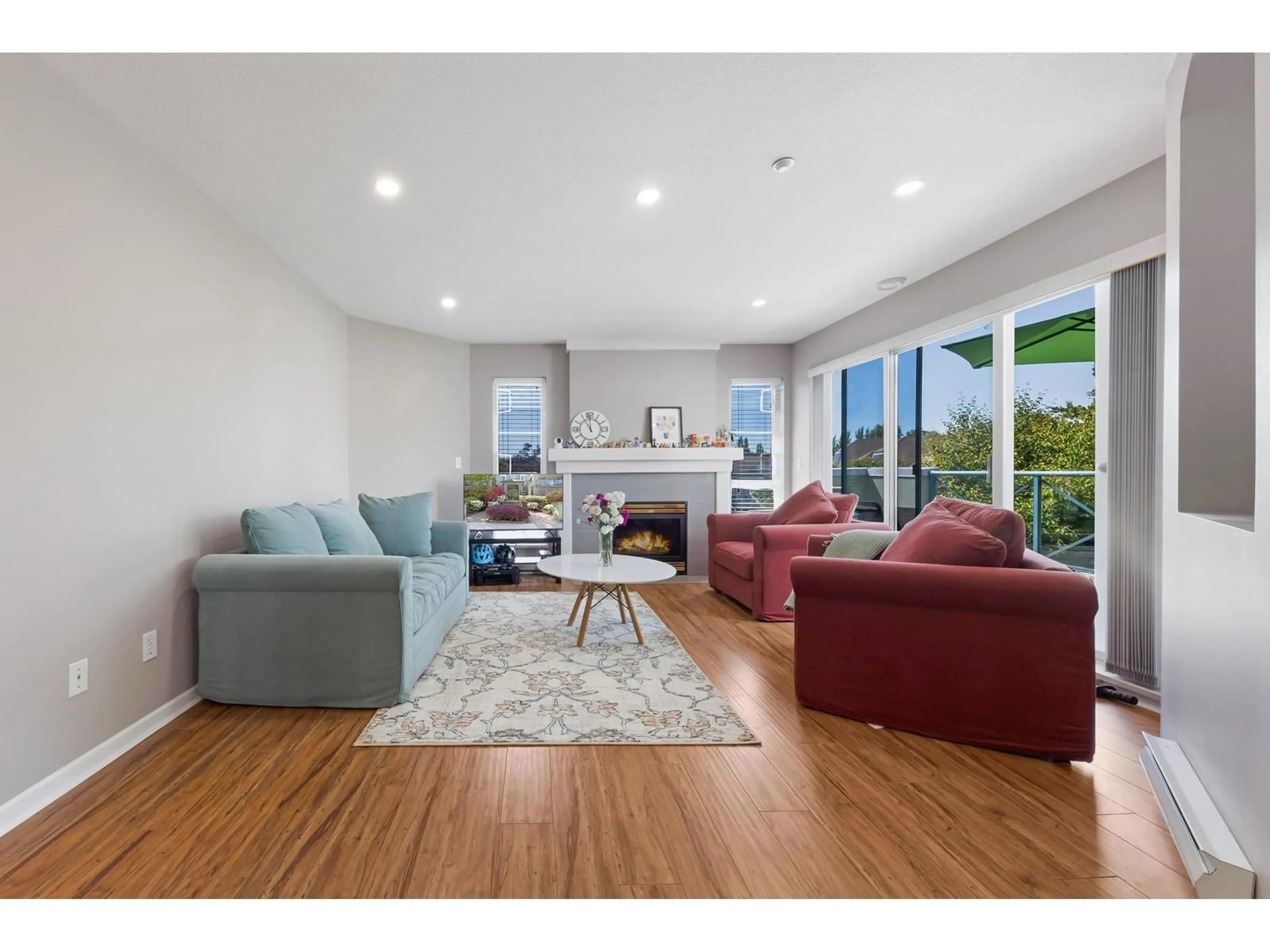 Living room with furniture, wood/laminate floor for 411 - 20110 MICHAUD, Langley British Columbia V3A4B1