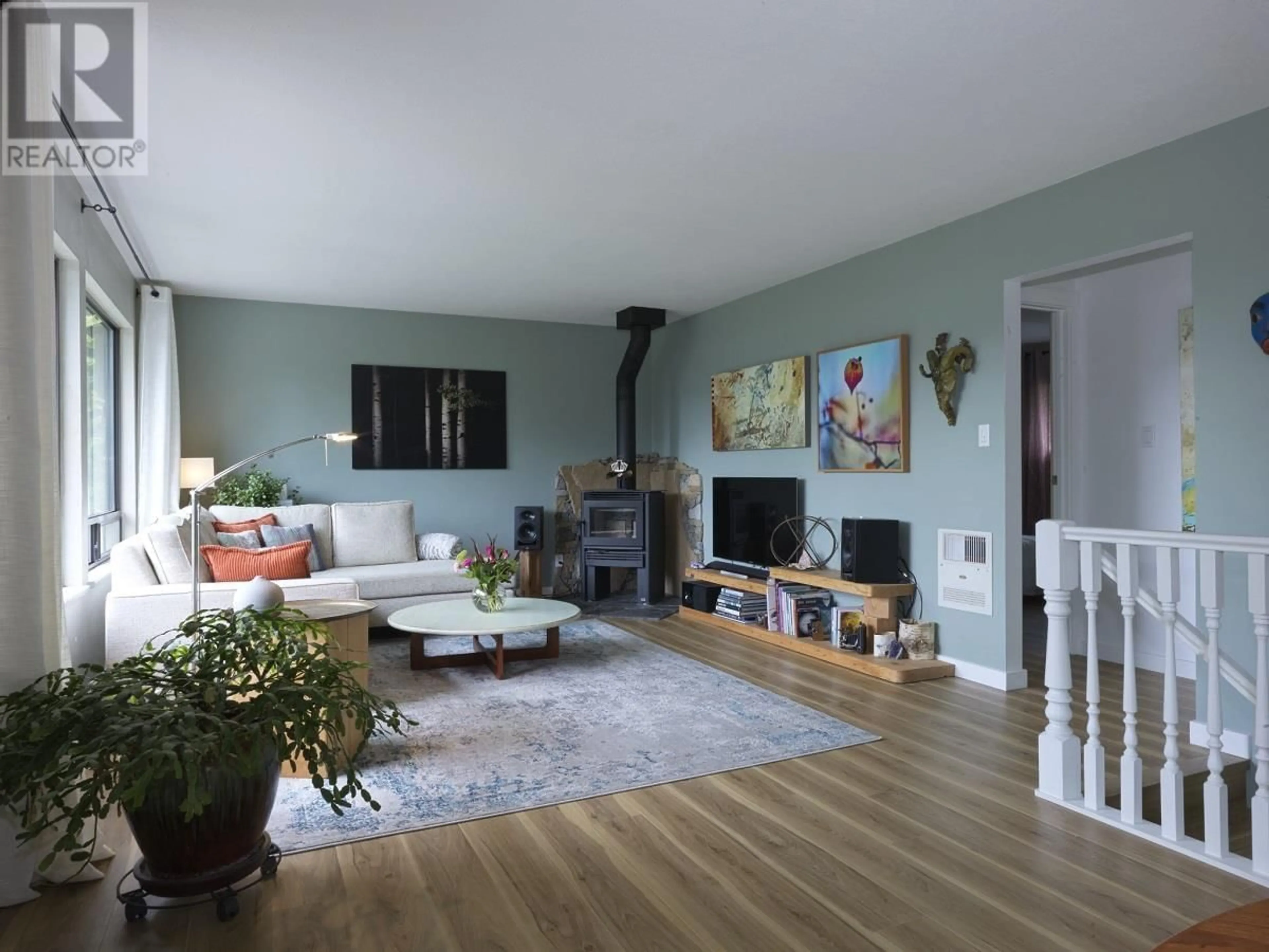 Living room with furniture, wood/laminate floor for 1454 DAVIDSON ROAD, Gibsons British Columbia V0N1V6
