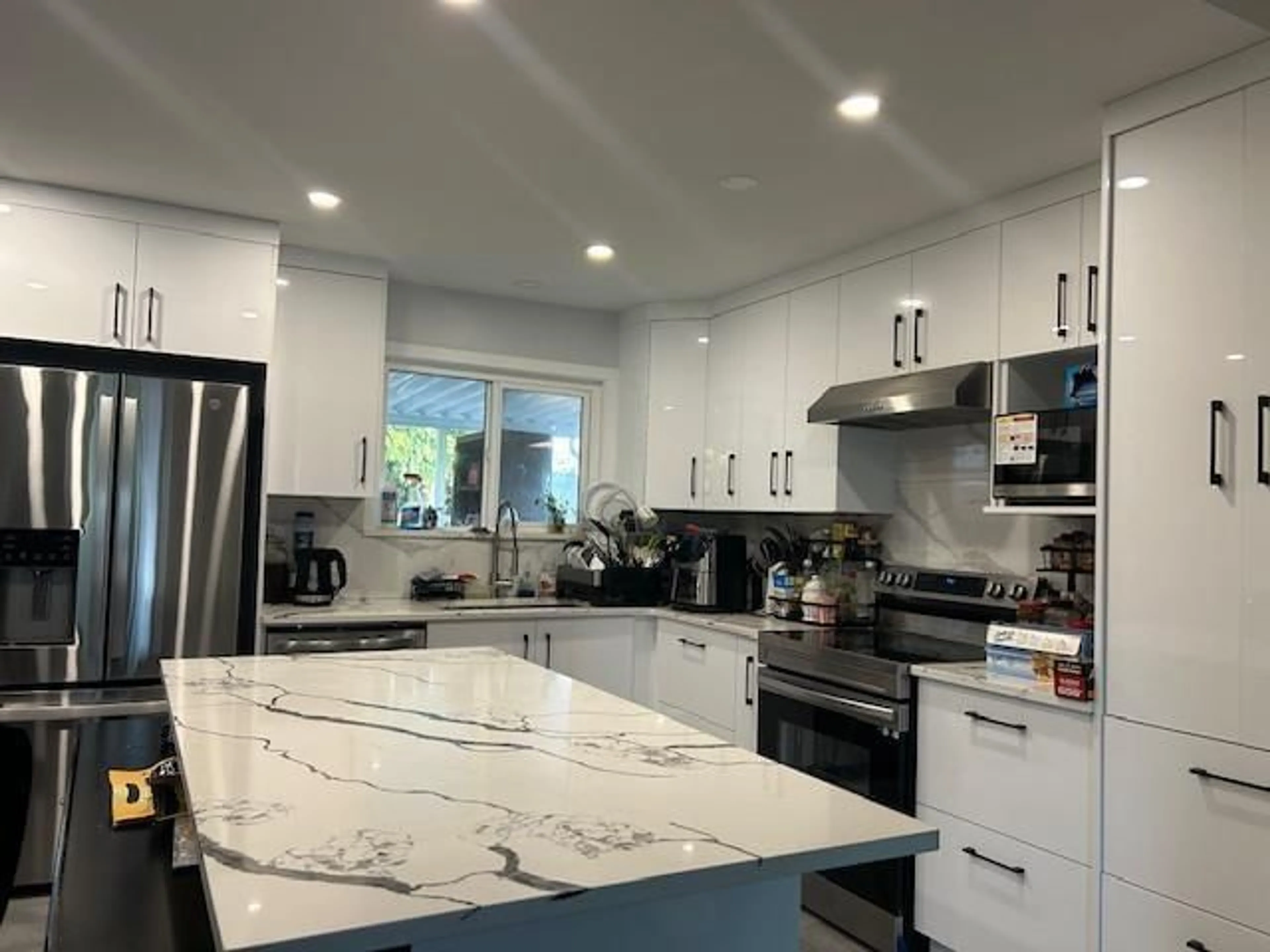 Open concept kitchen, ceramic/tile floor for 27522 31A, Langley British Columbia V4W3L2