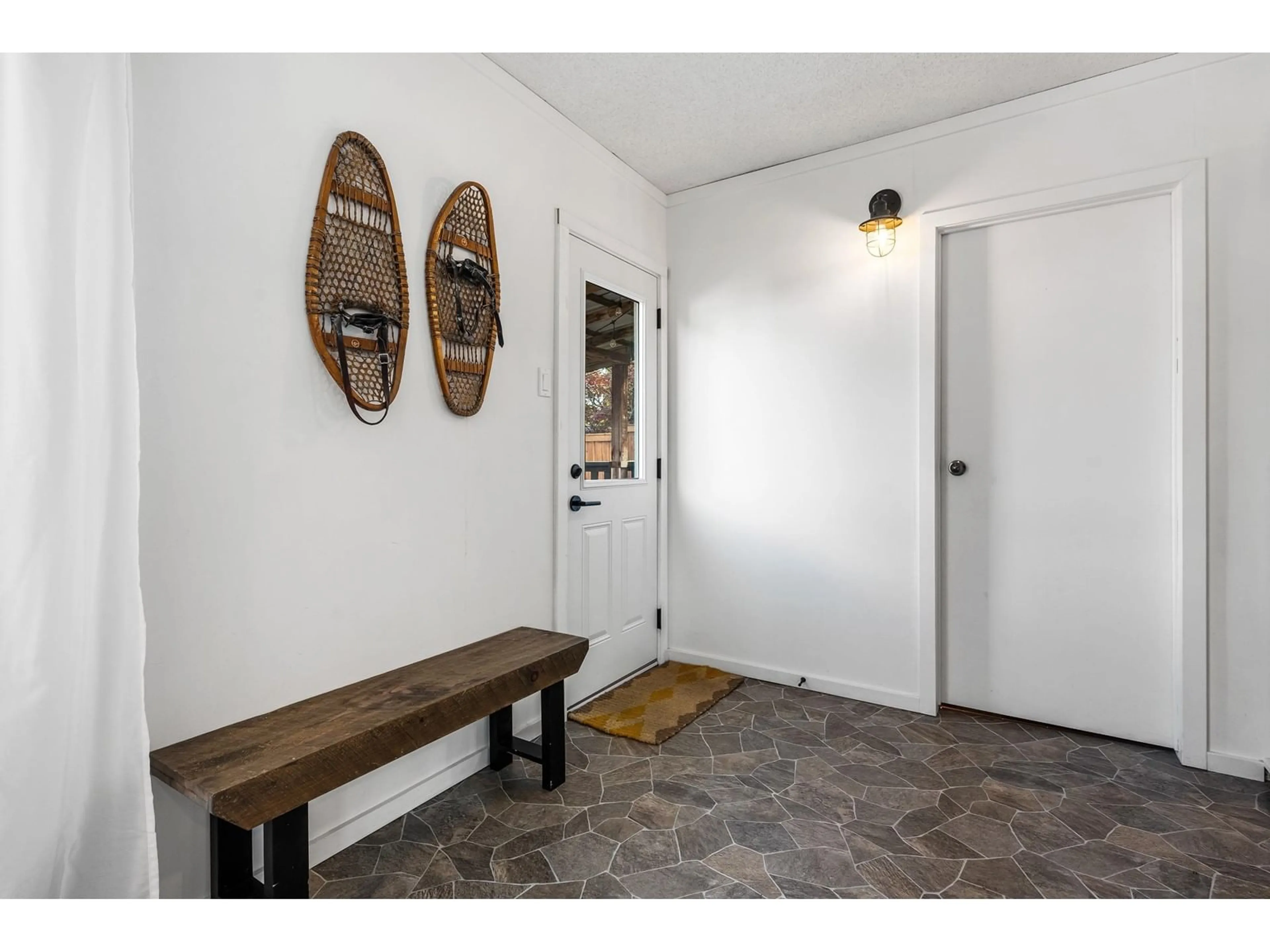 Indoor entryway for 45391 WATSON ROAD, Chilliwack British Columbia V2R2H5