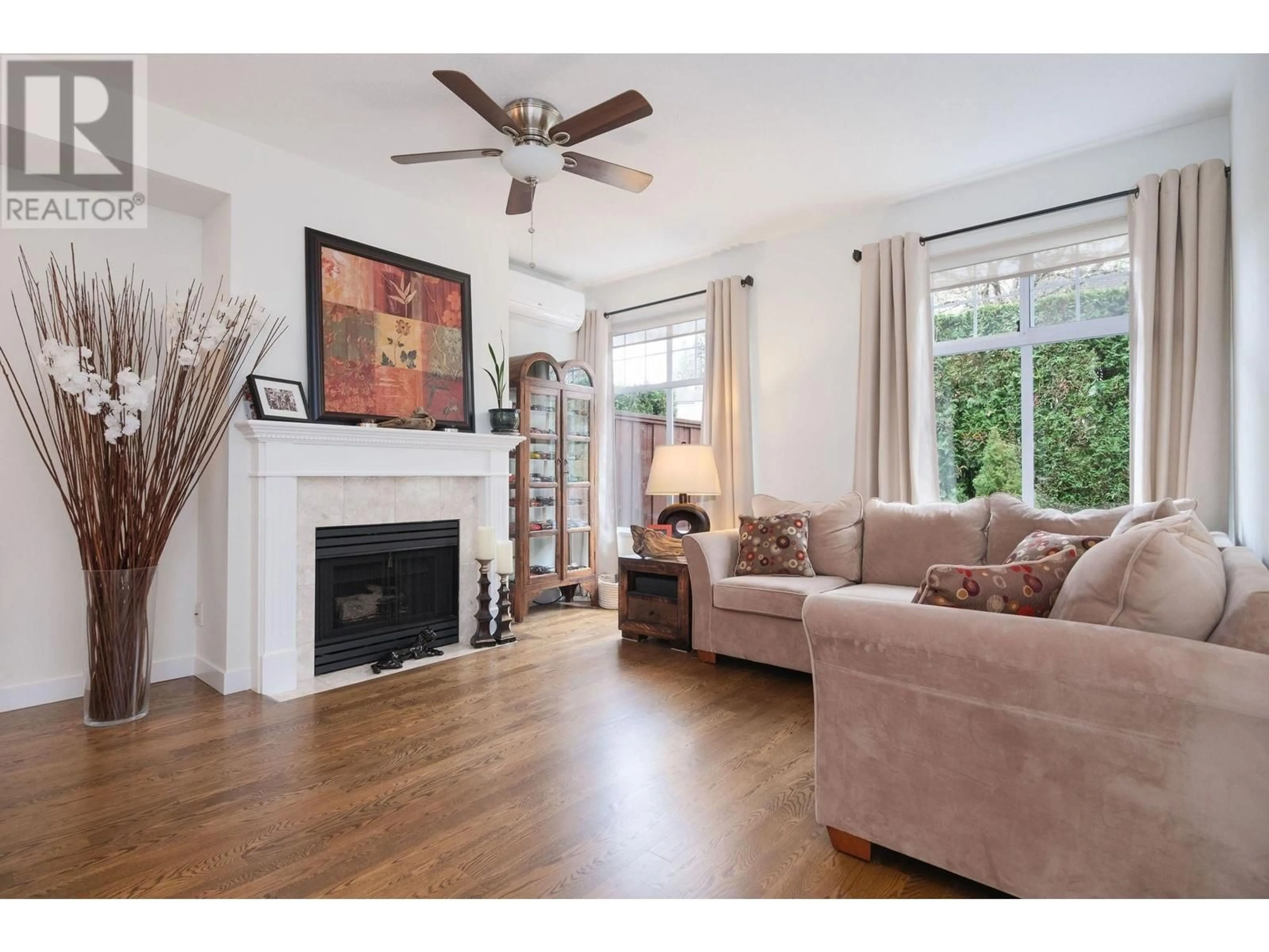 Living room with furniture, wood/laminate floor for 66 - 5950 OAKDALE ROAD, Burnaby British Columbia V5H4R5