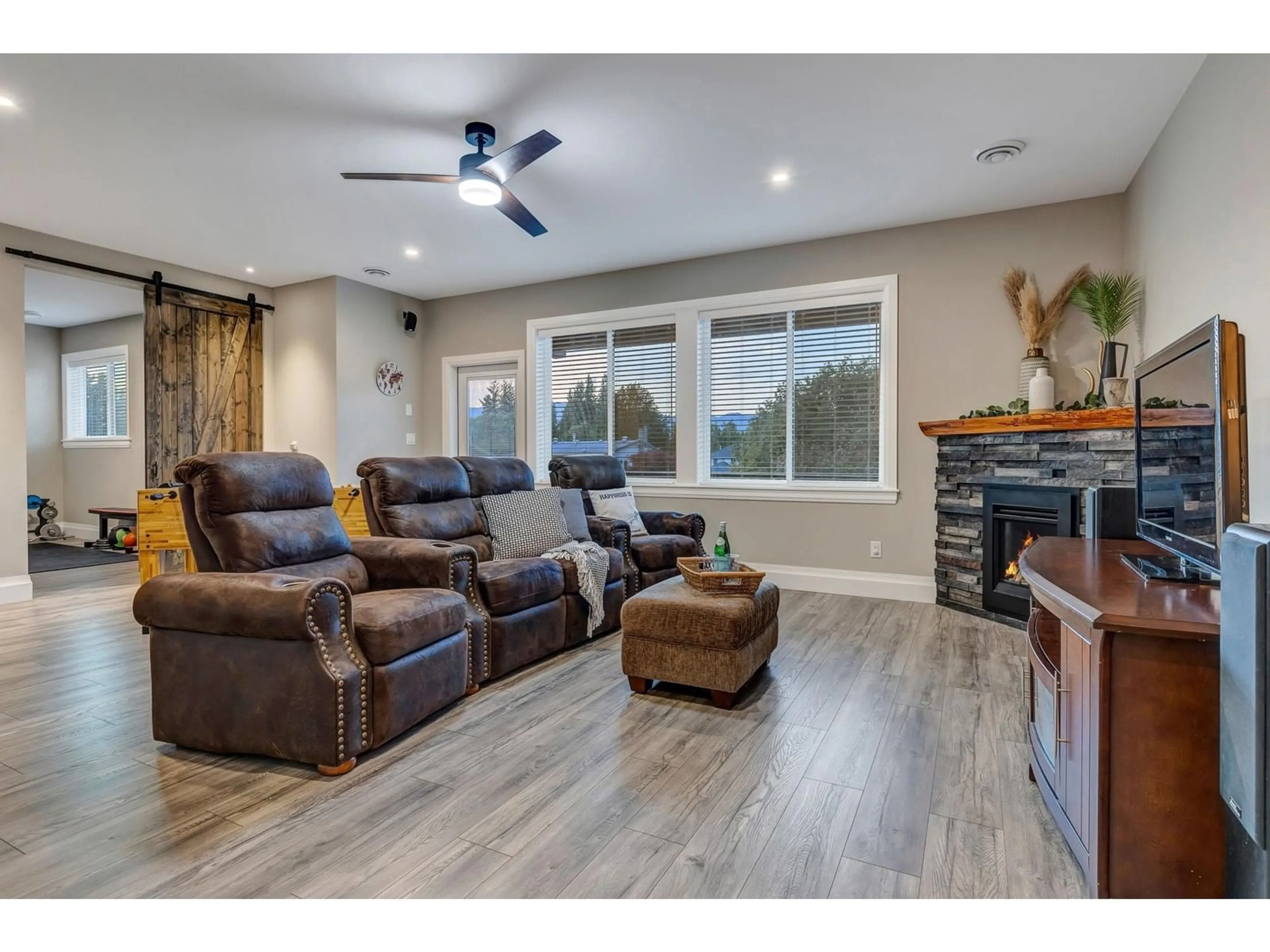 Living room with furniture, unknown for 46123 ROY AVENUE, Chilliwack British Columbia V2R2C2