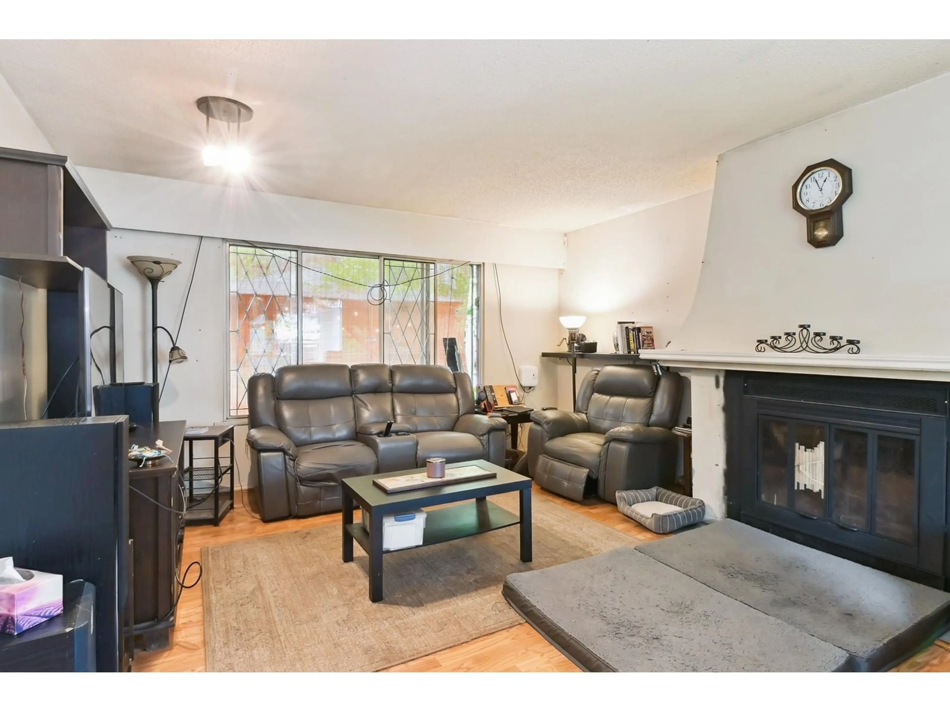 Living room with furniture, wood/laminate floor for 14093 PARK, Surrey British Columbia V3R5N6