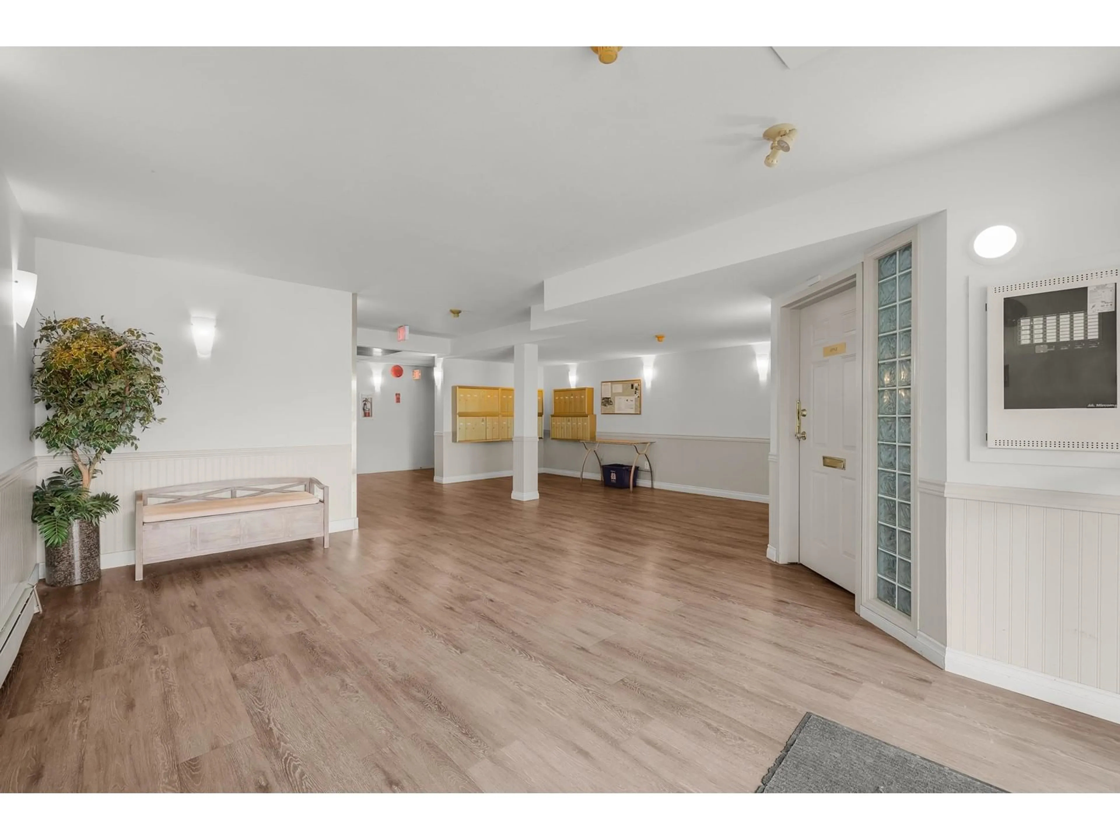 Indoor foyer for 109 - 45702 WATSON ROAD, Chilliwack British Columbia V2R3E6