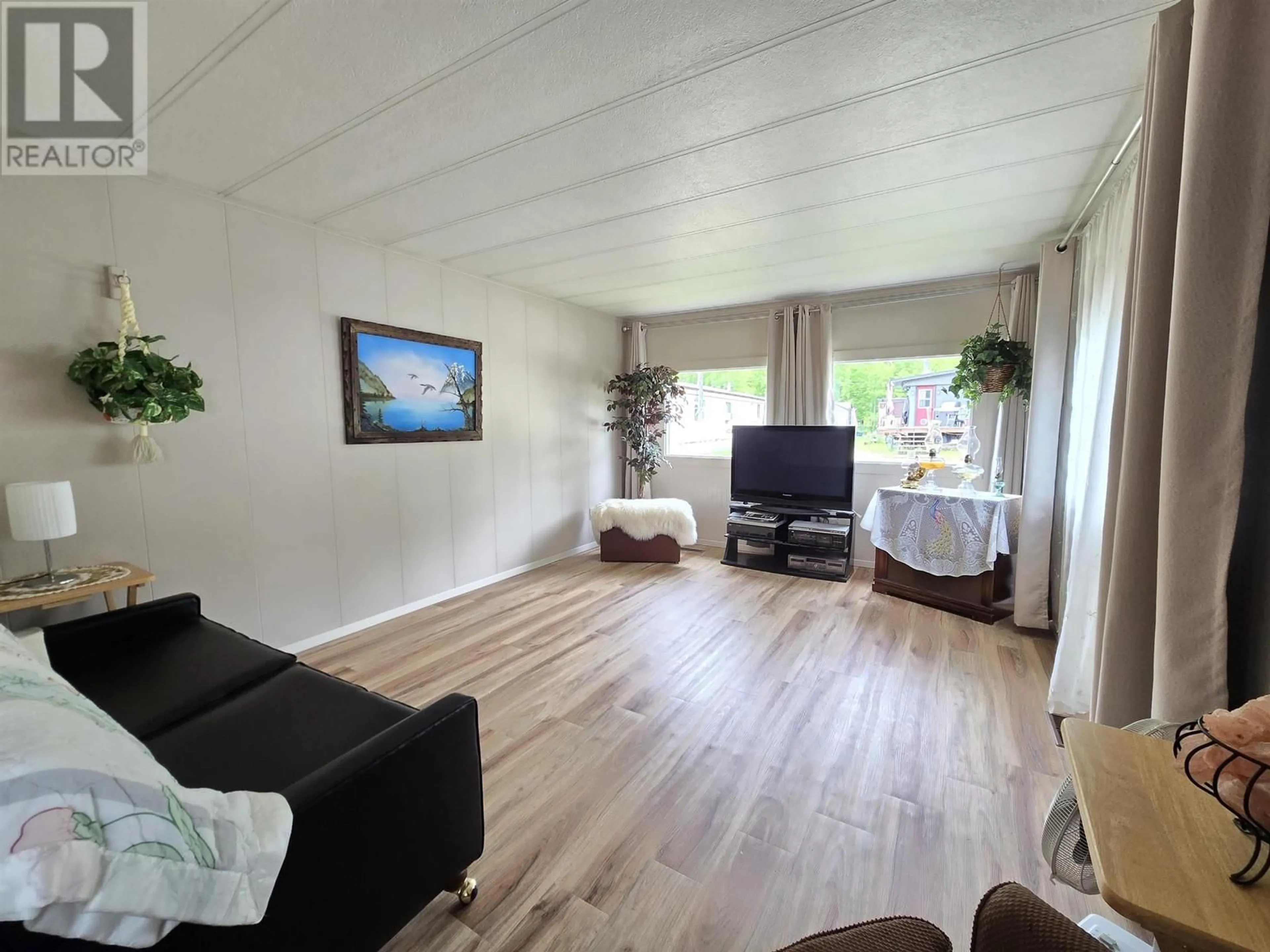 Living room with furniture, wood/laminate floor for 19 - 95 MOUNTAIN VIEW ROAD, McBride British Columbia V0J2E0
