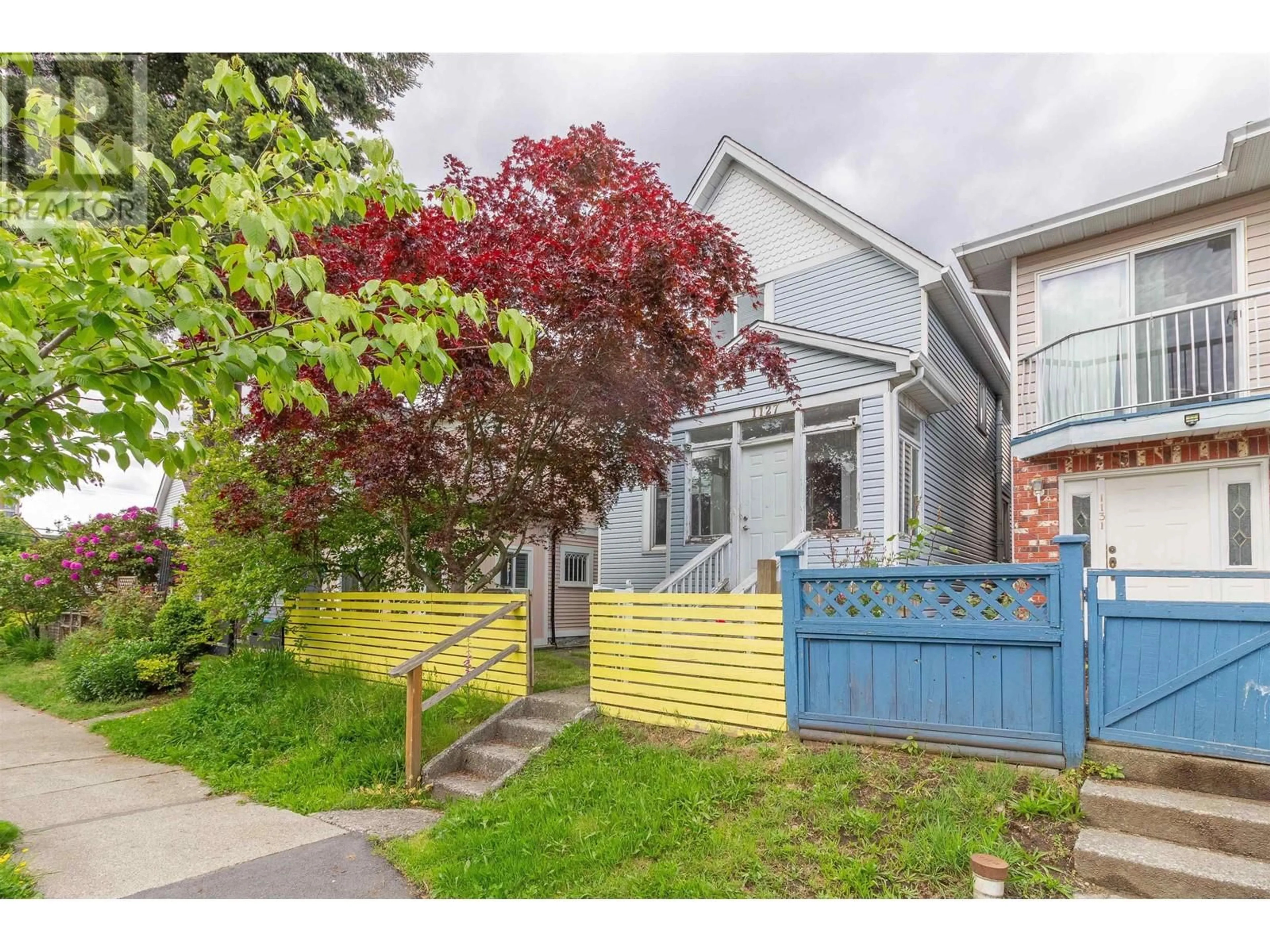 A pic from outside/outdoor area/front of a property/back of a property/a pic from drone, street for 1127 PENDER STREET, Vancouver British Columbia V6A1W6