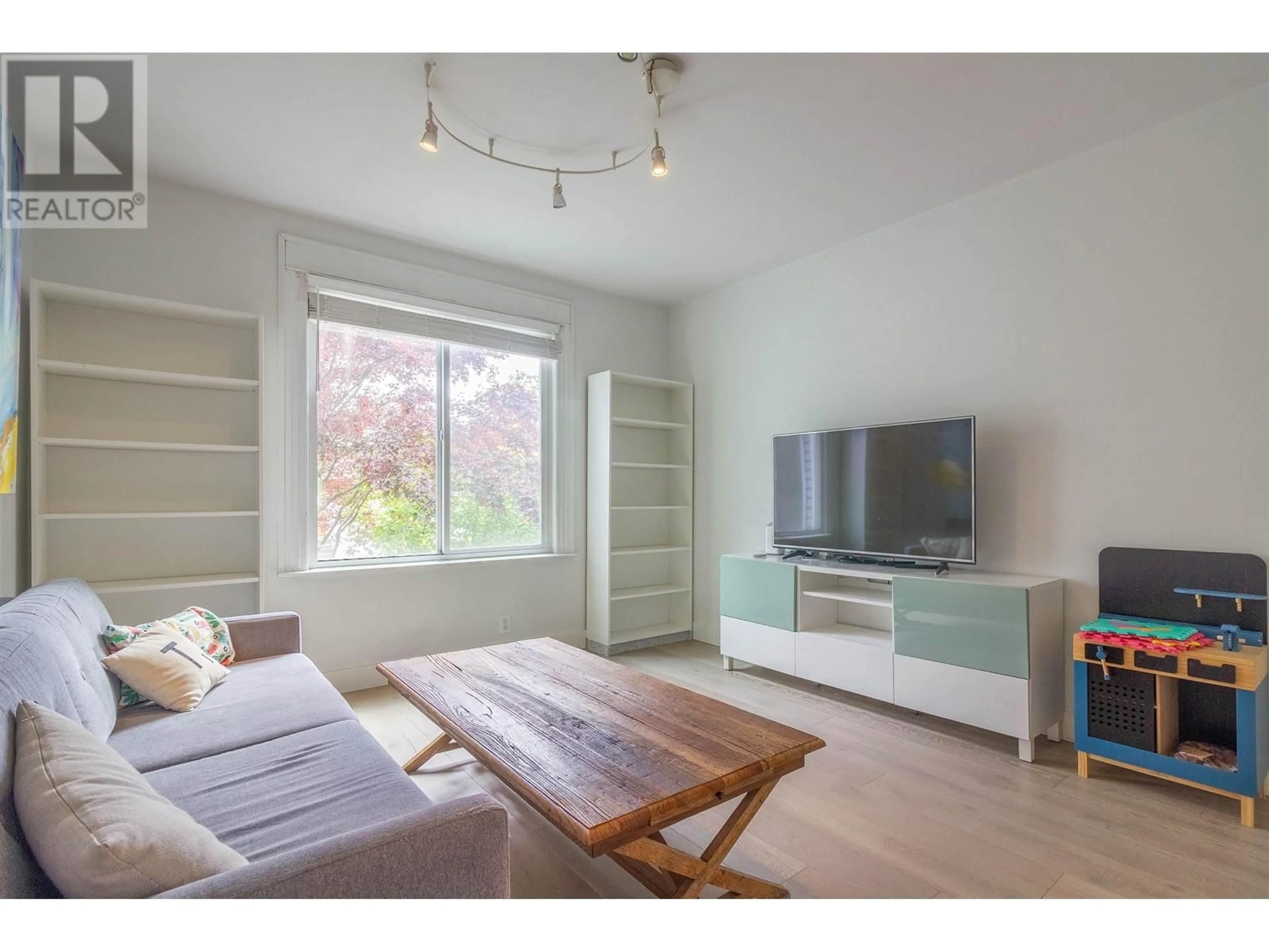 Living room with furniture, wood/laminate floor for 1127 PENDER STREET, Vancouver British Columbia V6A1W6