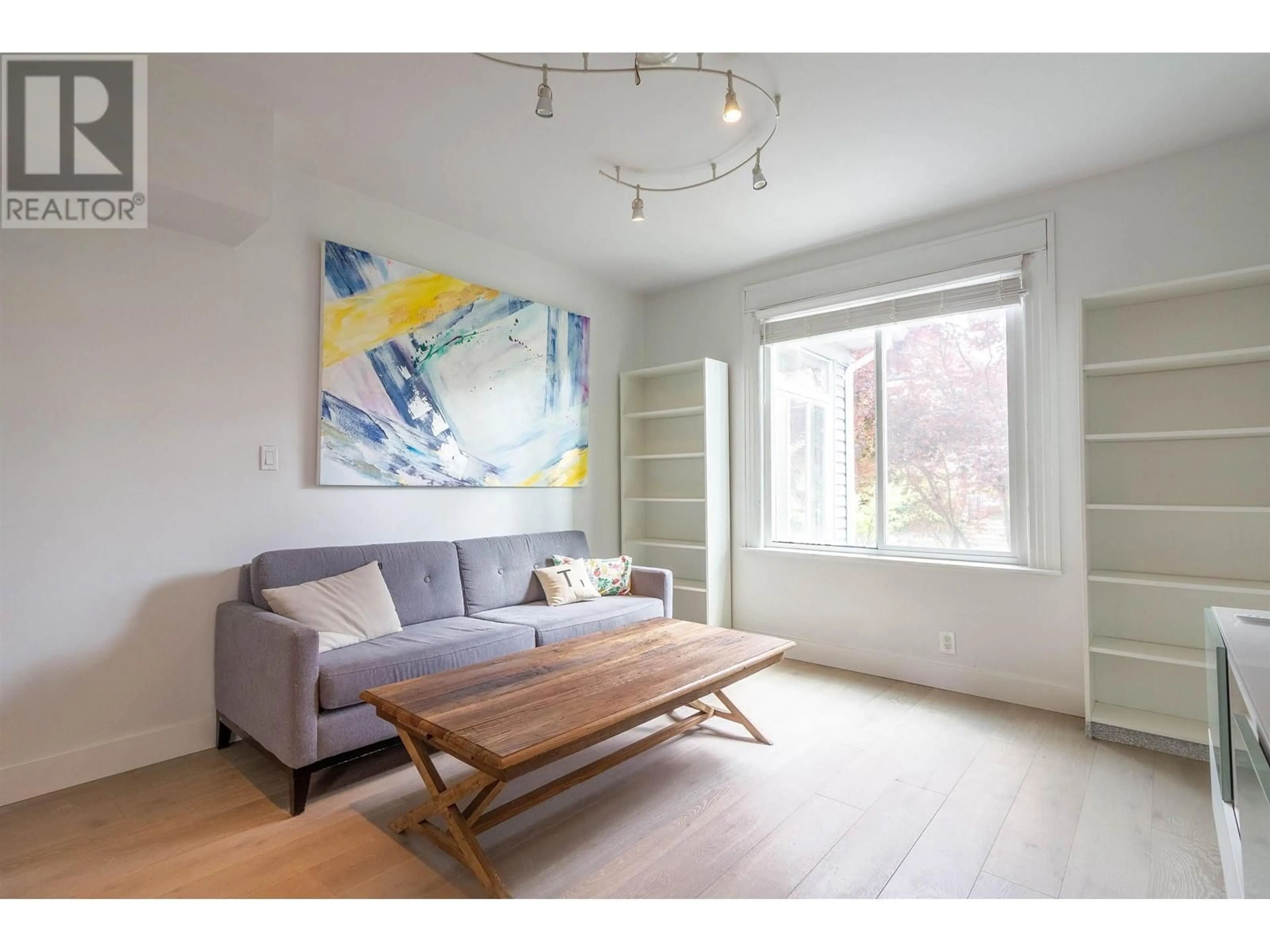 Living room with furniture, wood/laminate floor for 1127 PENDER STREET, Vancouver British Columbia V6A1W6