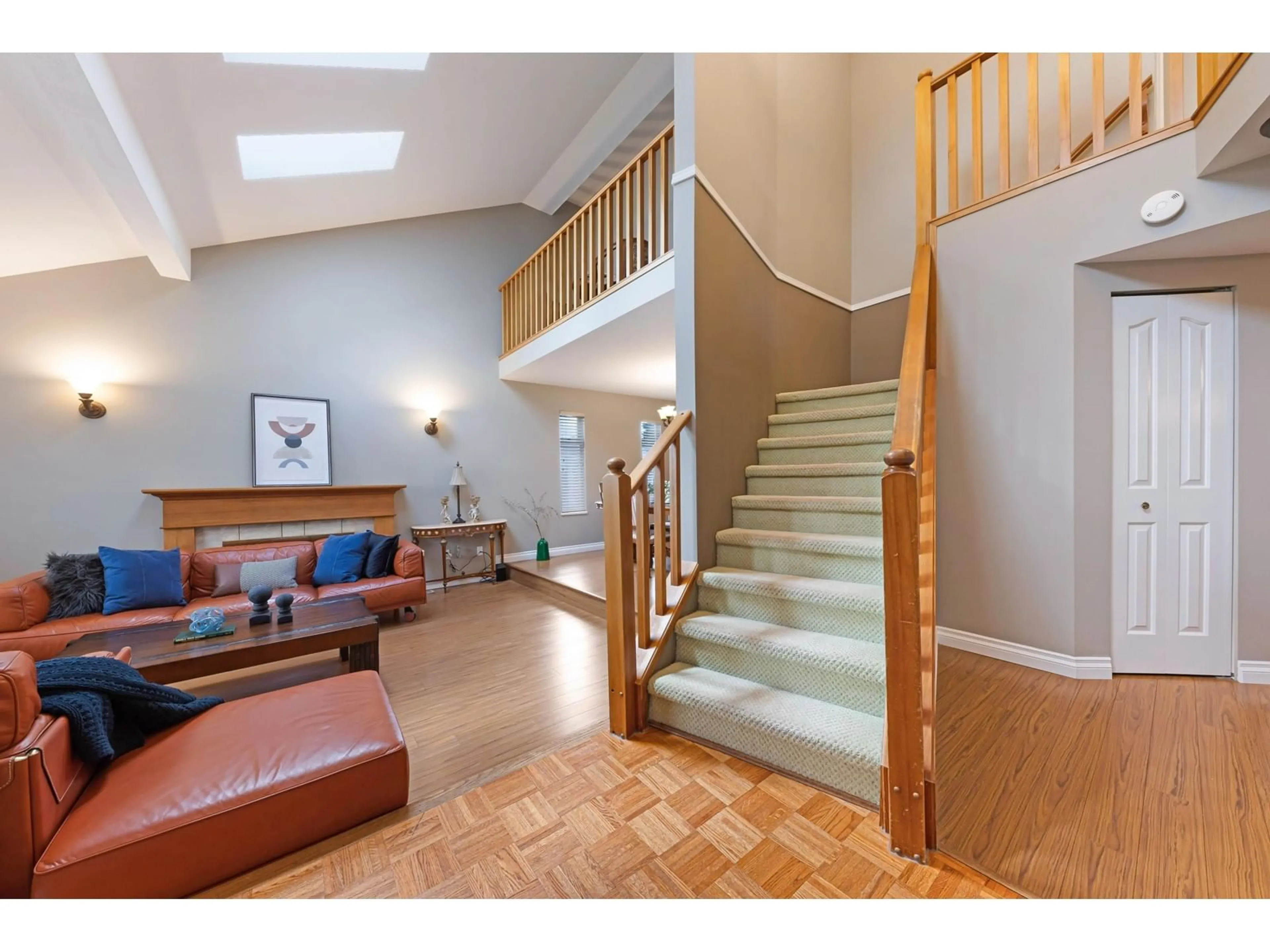 Indoor foyer for 10853 162B, Surrey British Columbia V4N1N9