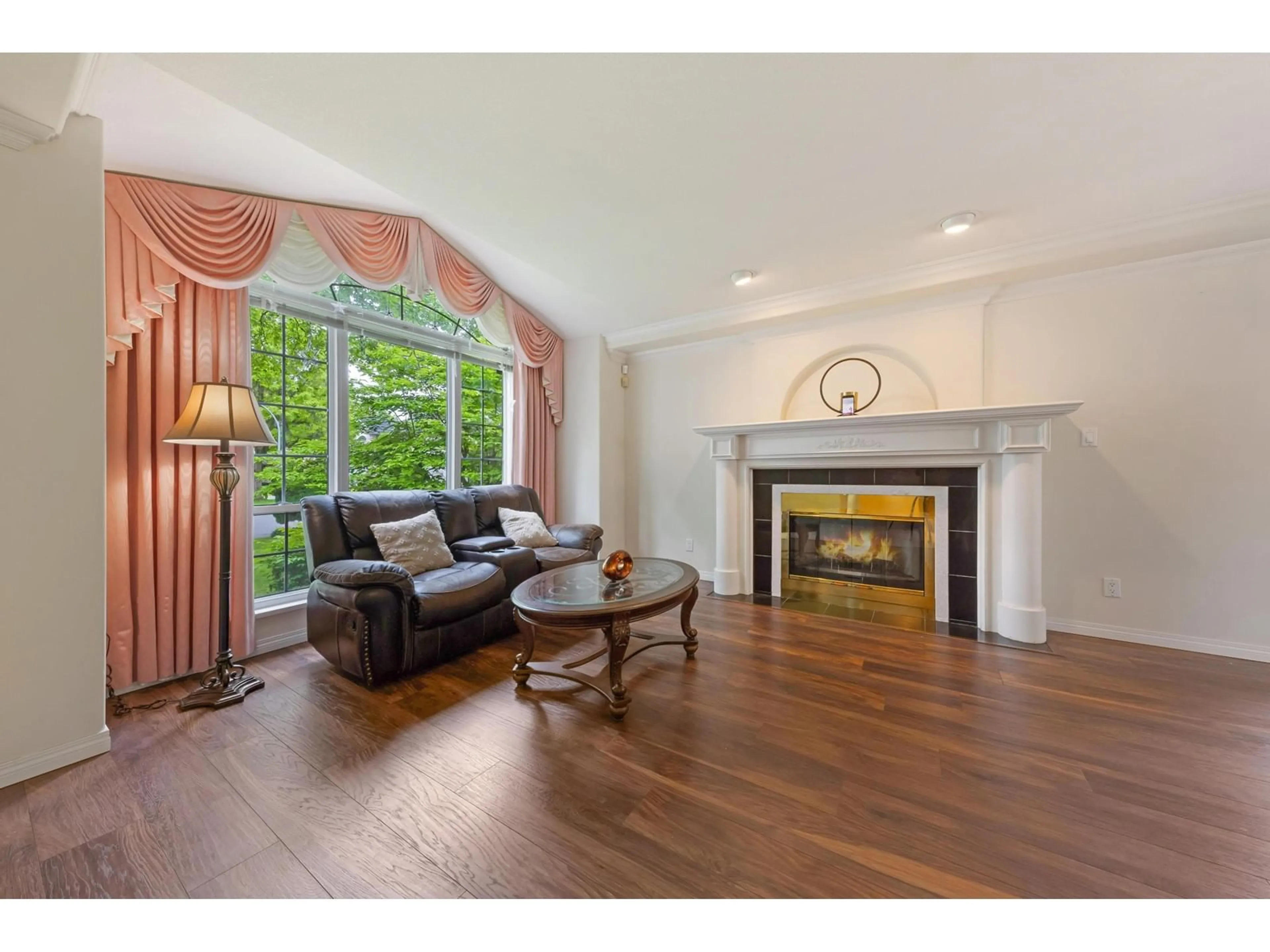 Living room with furniture, wood/laminate floor for 20713 90, Langley British Columbia V1M2N4