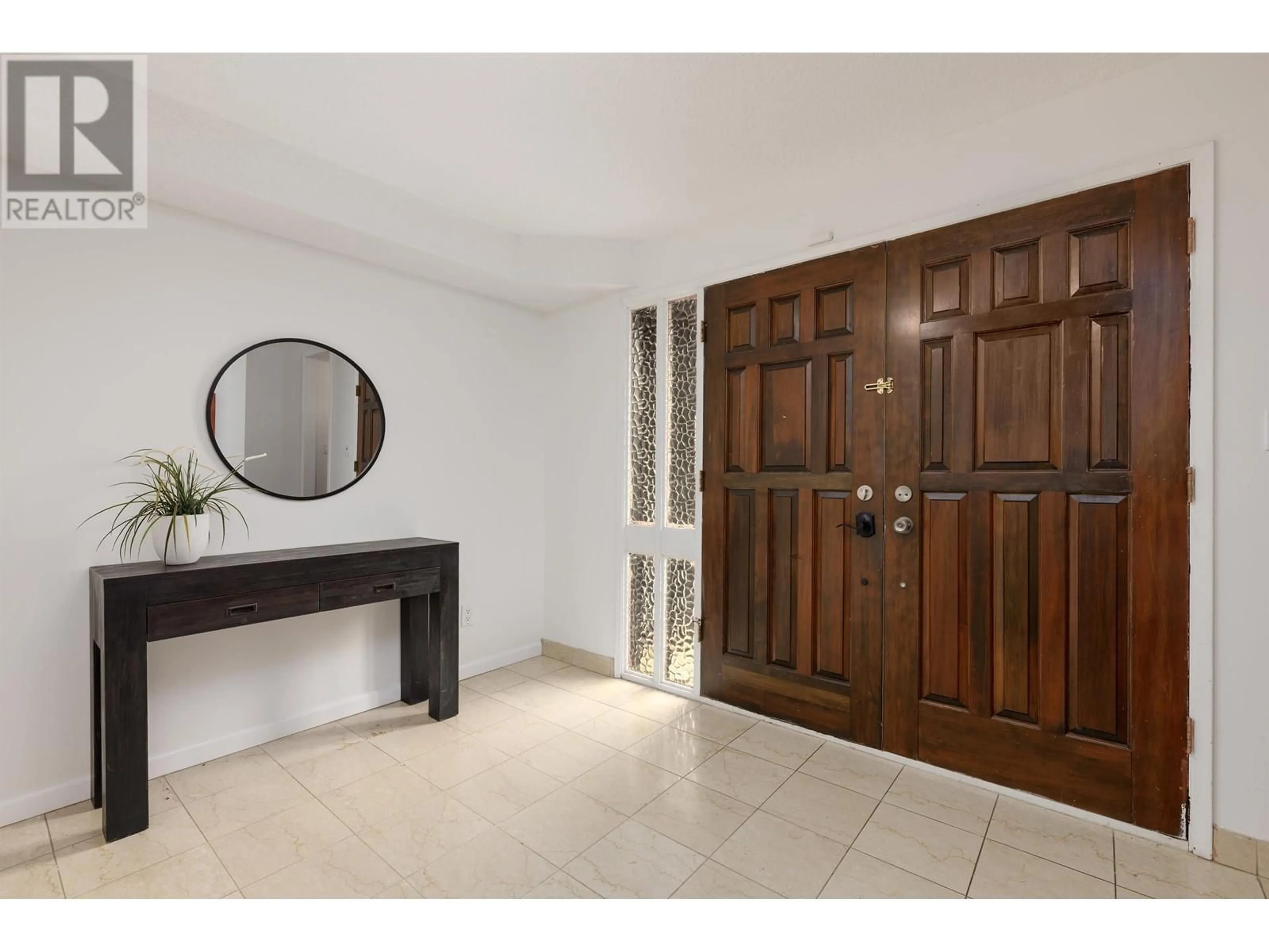 Indoor foyer for 548 BRAEMAR ROAD, North Vancouver British Columbia V7N1R3