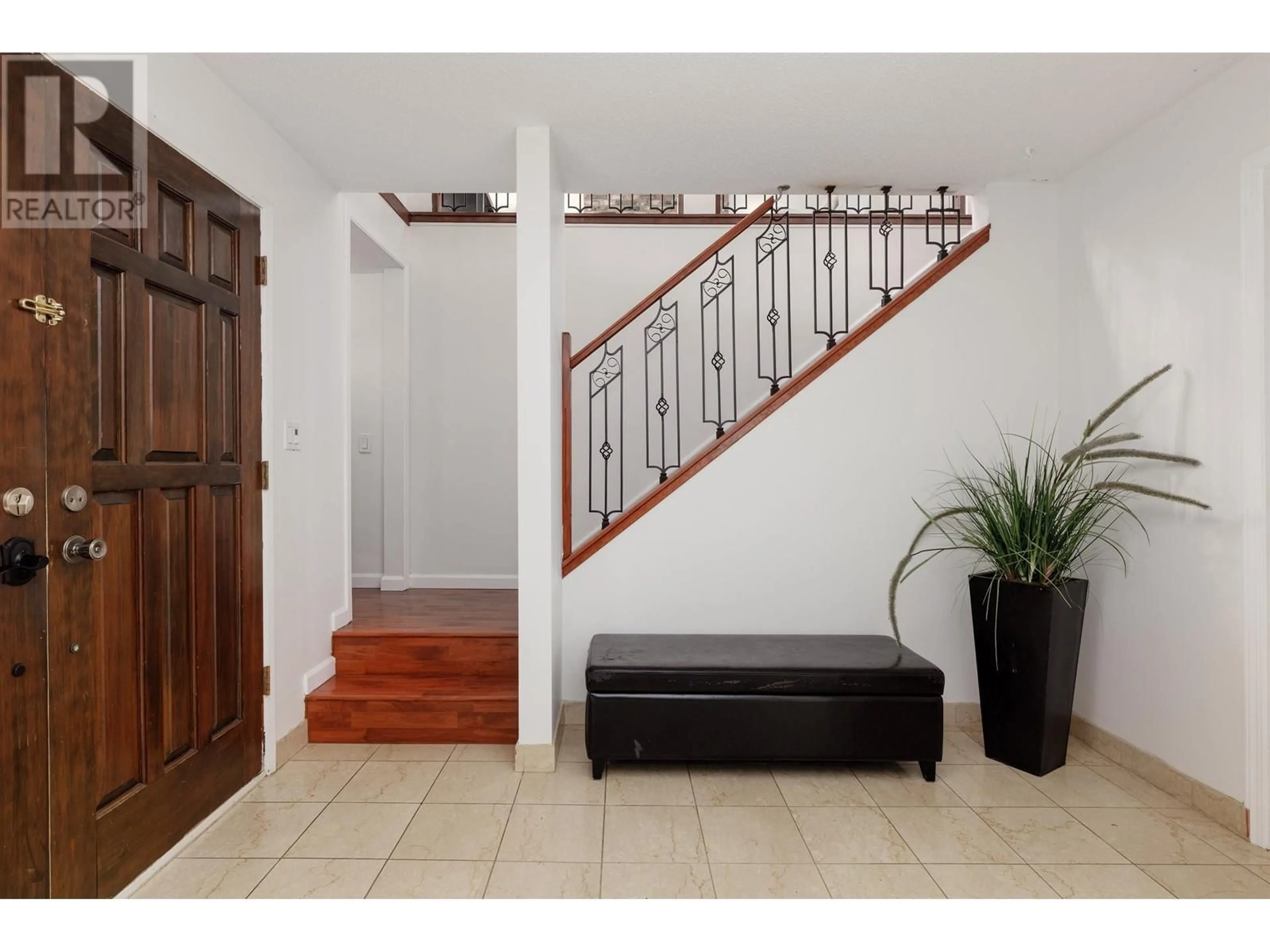 Indoor entryway for 548 BRAEMAR ROAD, North Vancouver British Columbia V7N1R3