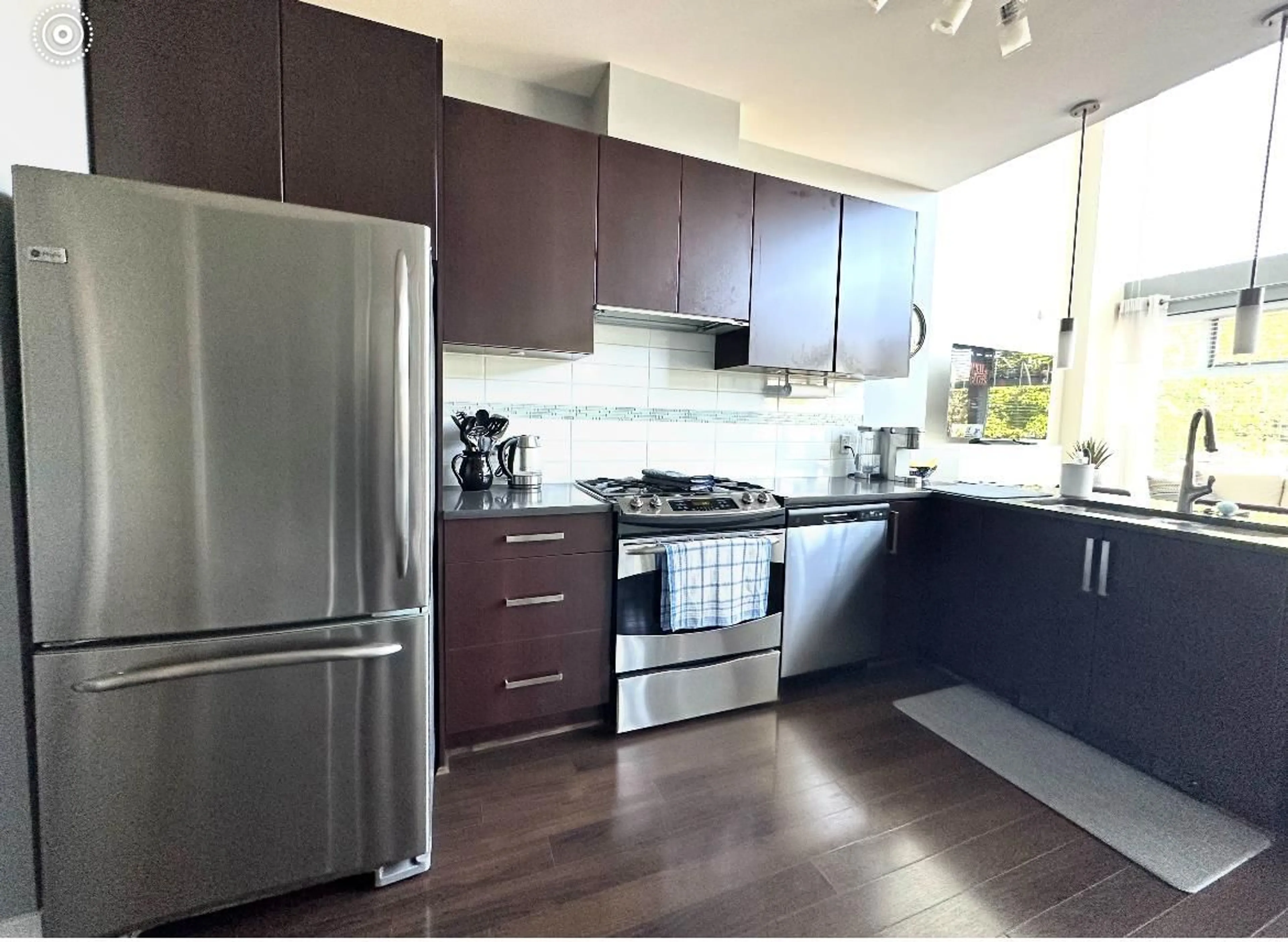 Open concept kitchen, wood/laminate floor for 9 - 15850 26, Surrey British Columbia V3Z2N6