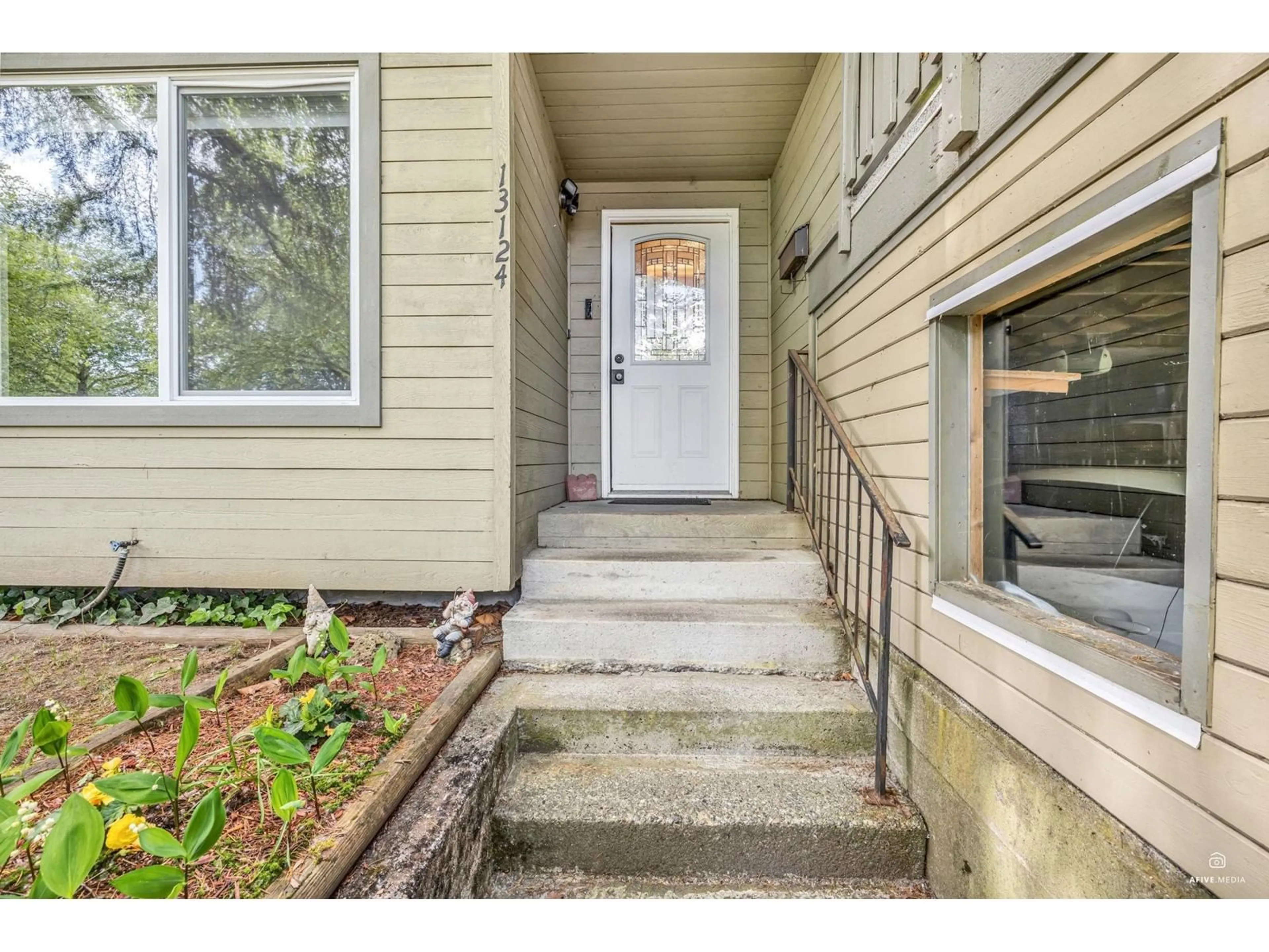 Indoor entryway for 13124 DOONE, Surrey British Columbia V3V6R8