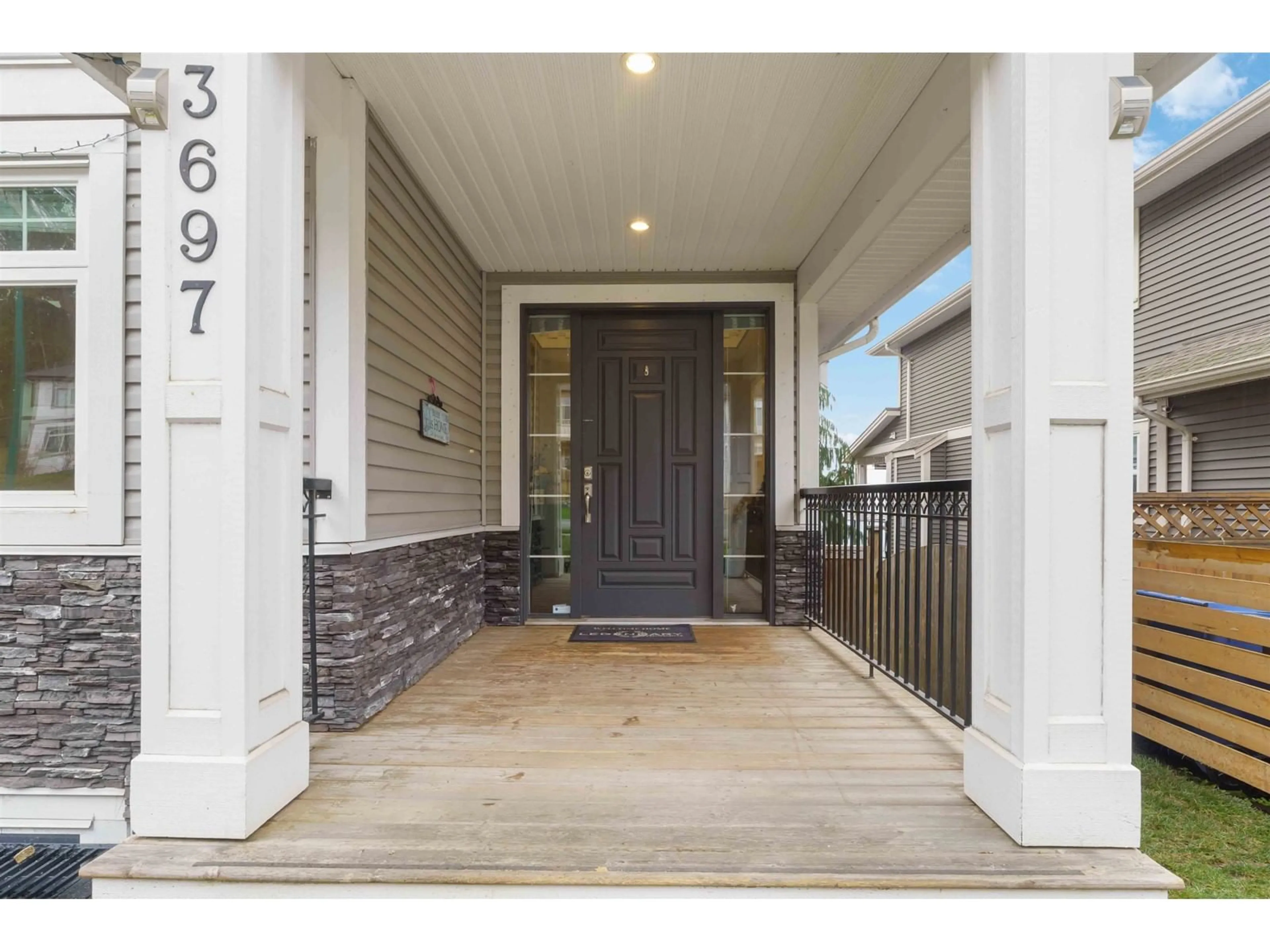 Indoor entryway for 3697 HAJULA, Abbotsford British Columbia V3G2W4