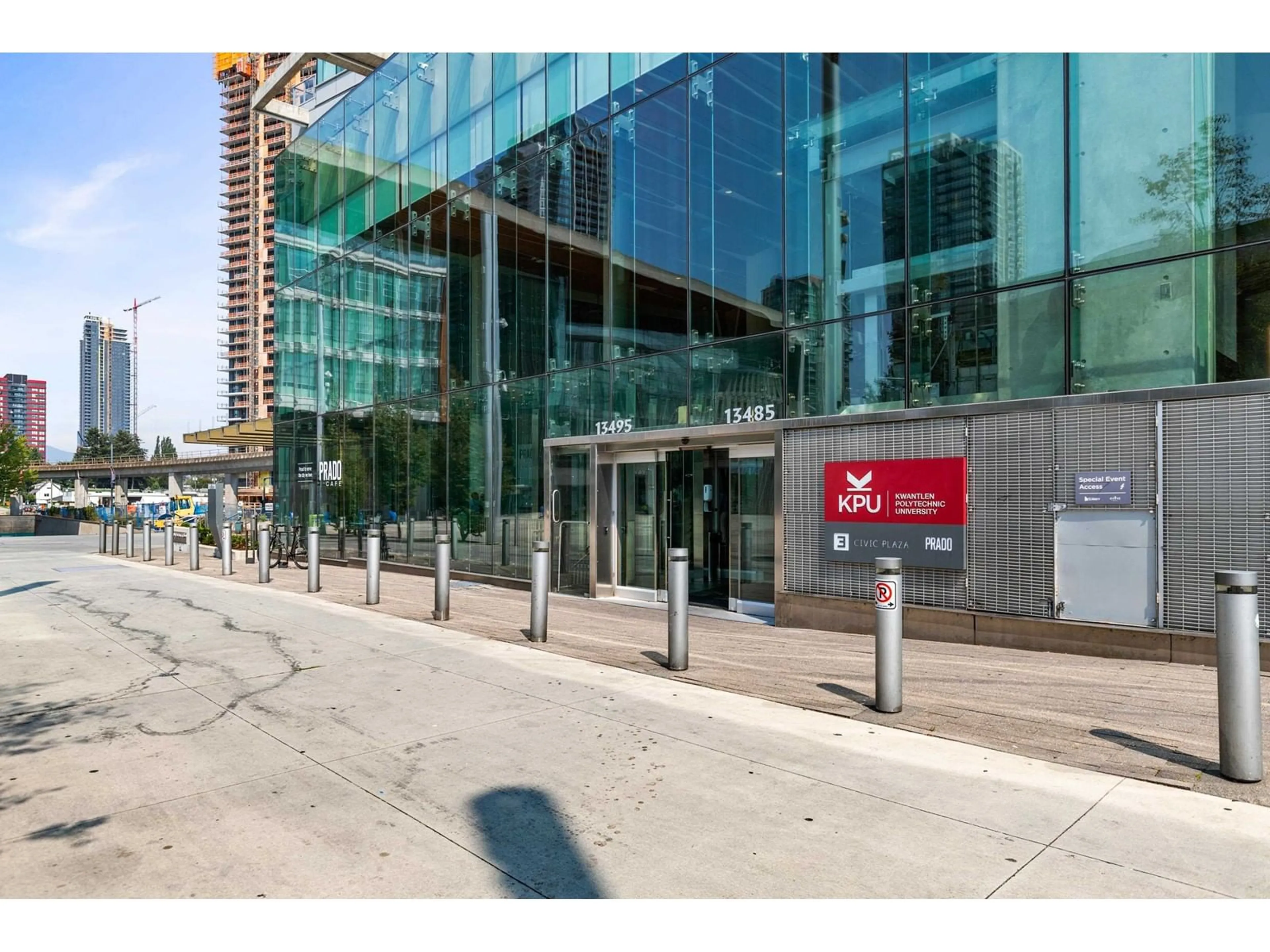 Indoor foyer for 4807 - 13495 CENTRAL, Surrey British Columbia V3T0K2